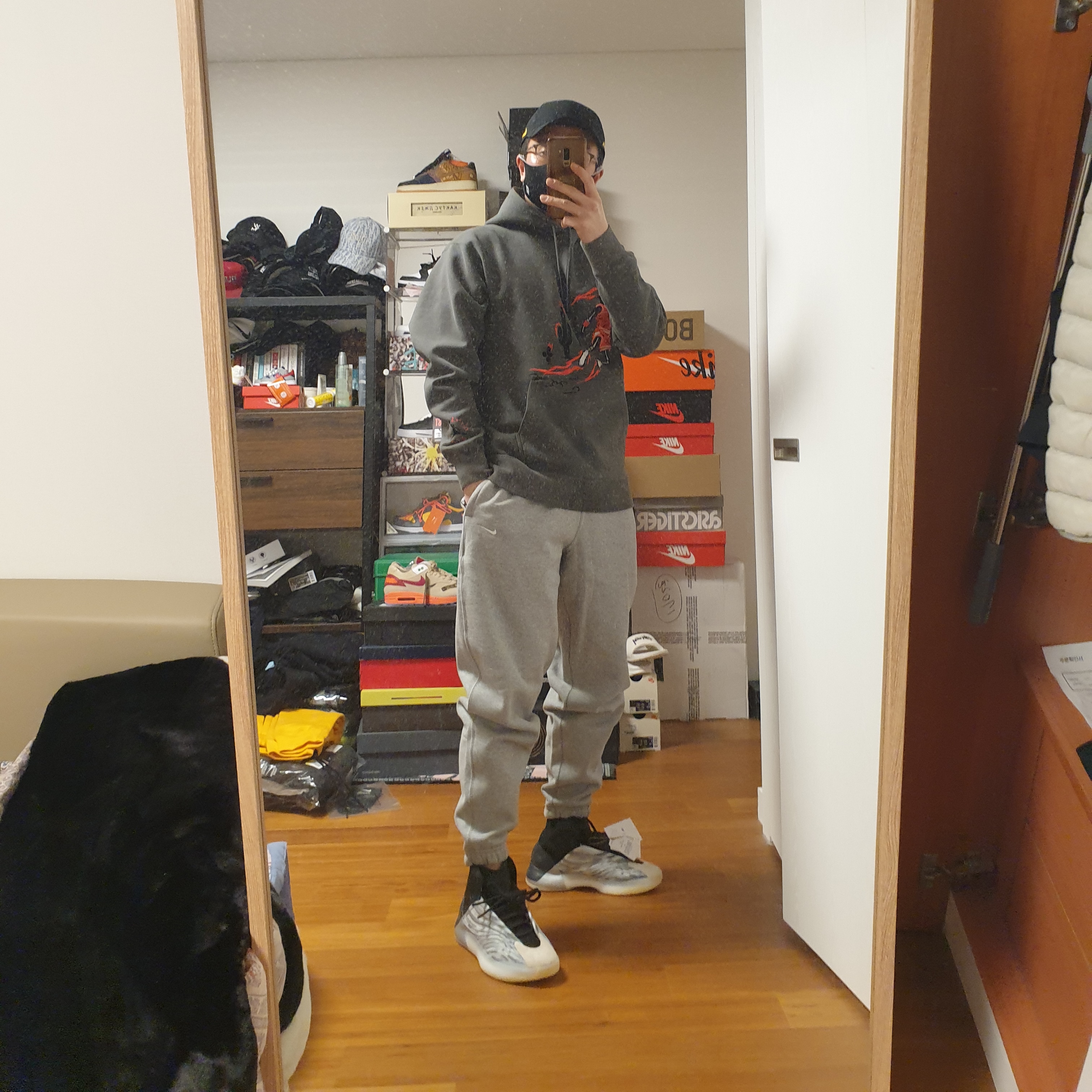 Adidas Yeezy QNTM BSKTBL, Jordan x Travis Scott Washed Suede Hoodie Grey 착용 스타일 - 1