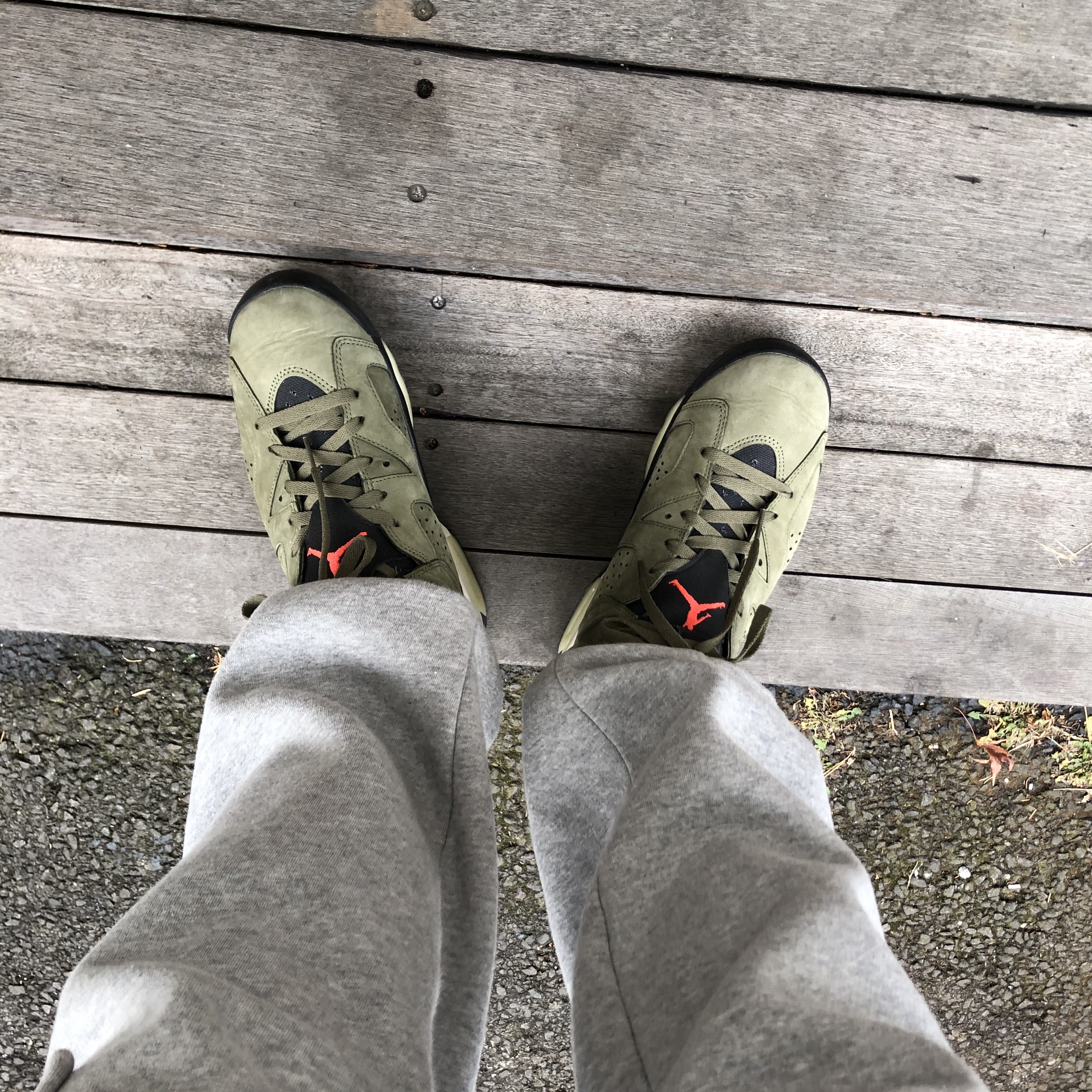 Jordan 6 x Travis Scott Retro Olive 착용 스타일