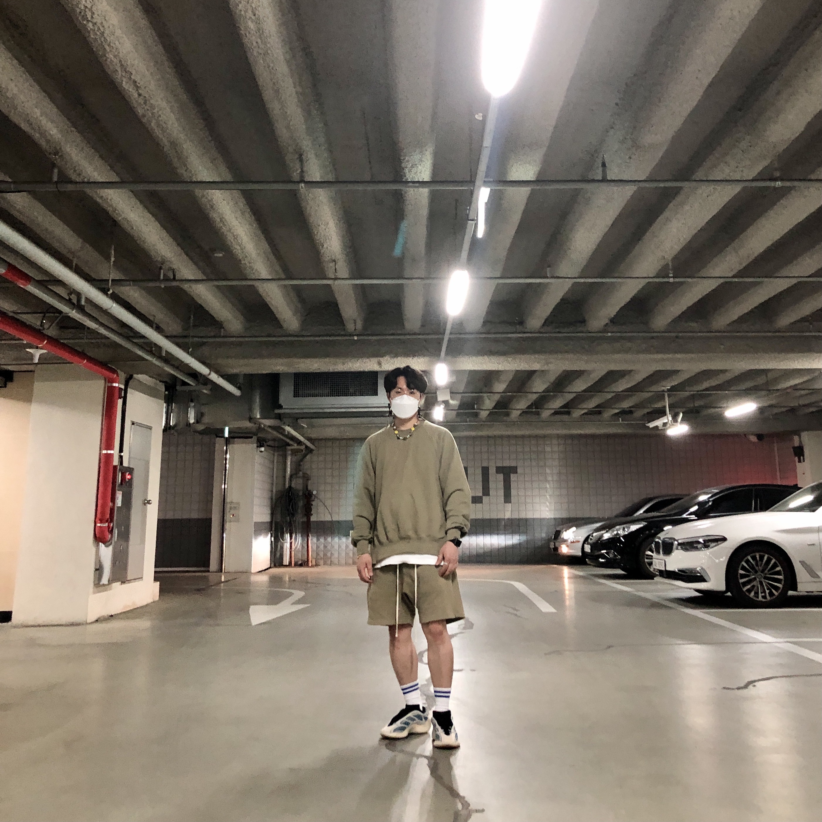 Adidas Yeezy 700 V3 Kyanite 착용 스타일 - 1