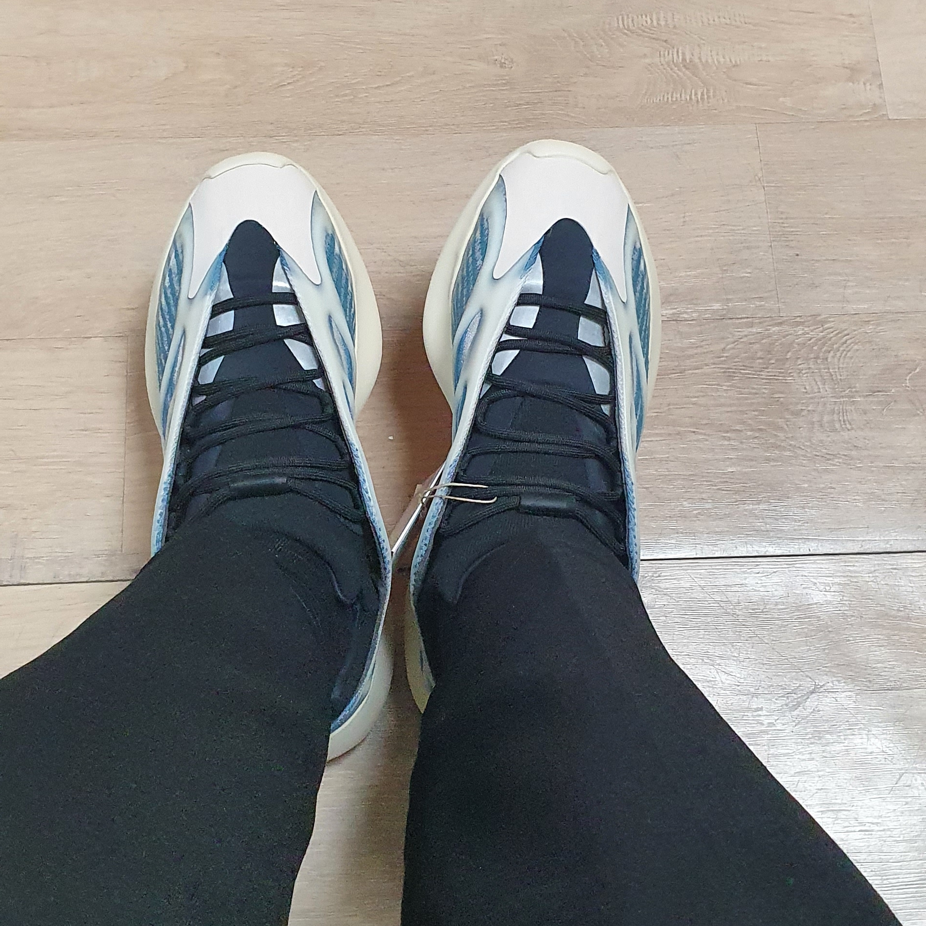 Adidas Yeezy 700 V3 Kyanite 착용 스타일 - 1