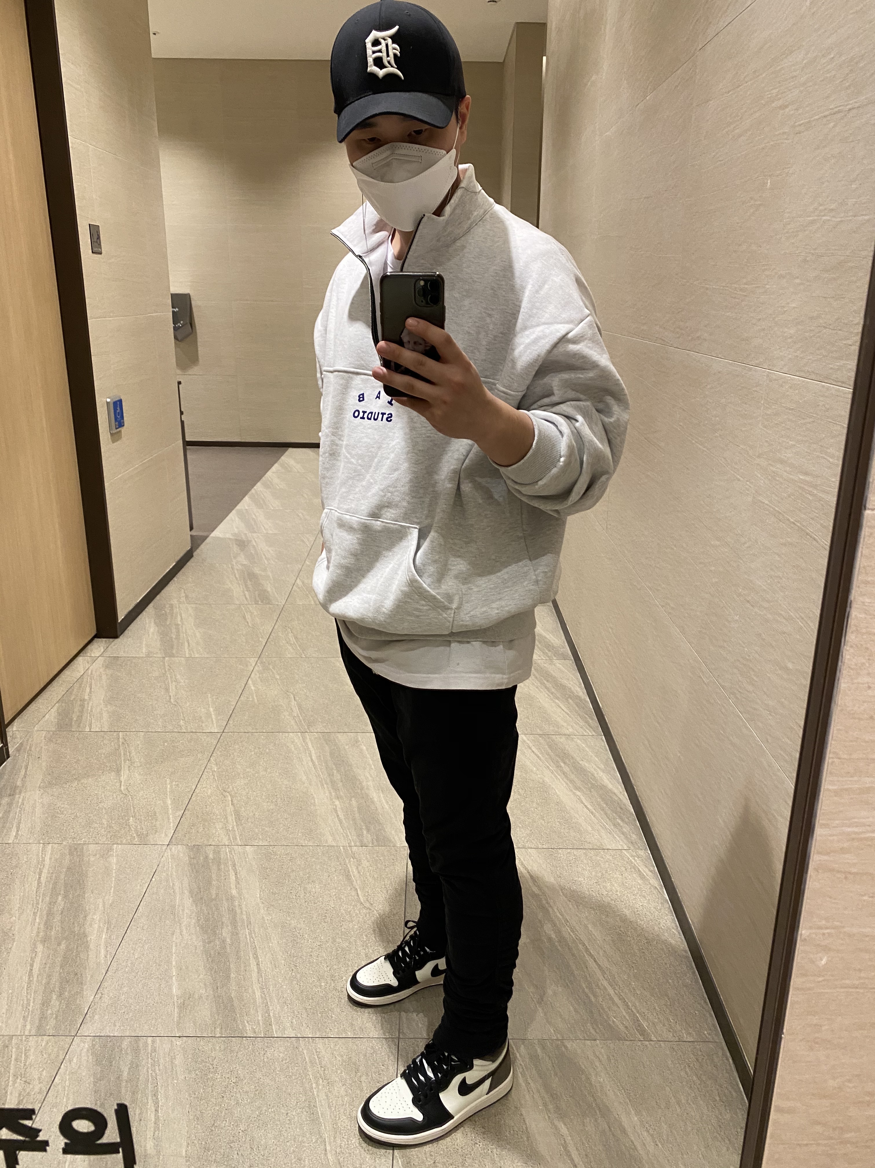 IAB Studio Half Zip Pullover Light Gray, Jordan 1 Retro High OG Black Mocha 착용 스타일