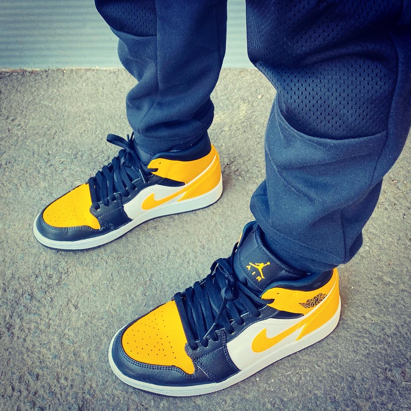 Jordan 1 Mid White University Gold, Jordan 1 Mid Bred Banned 2020 착용 스타일 - 1