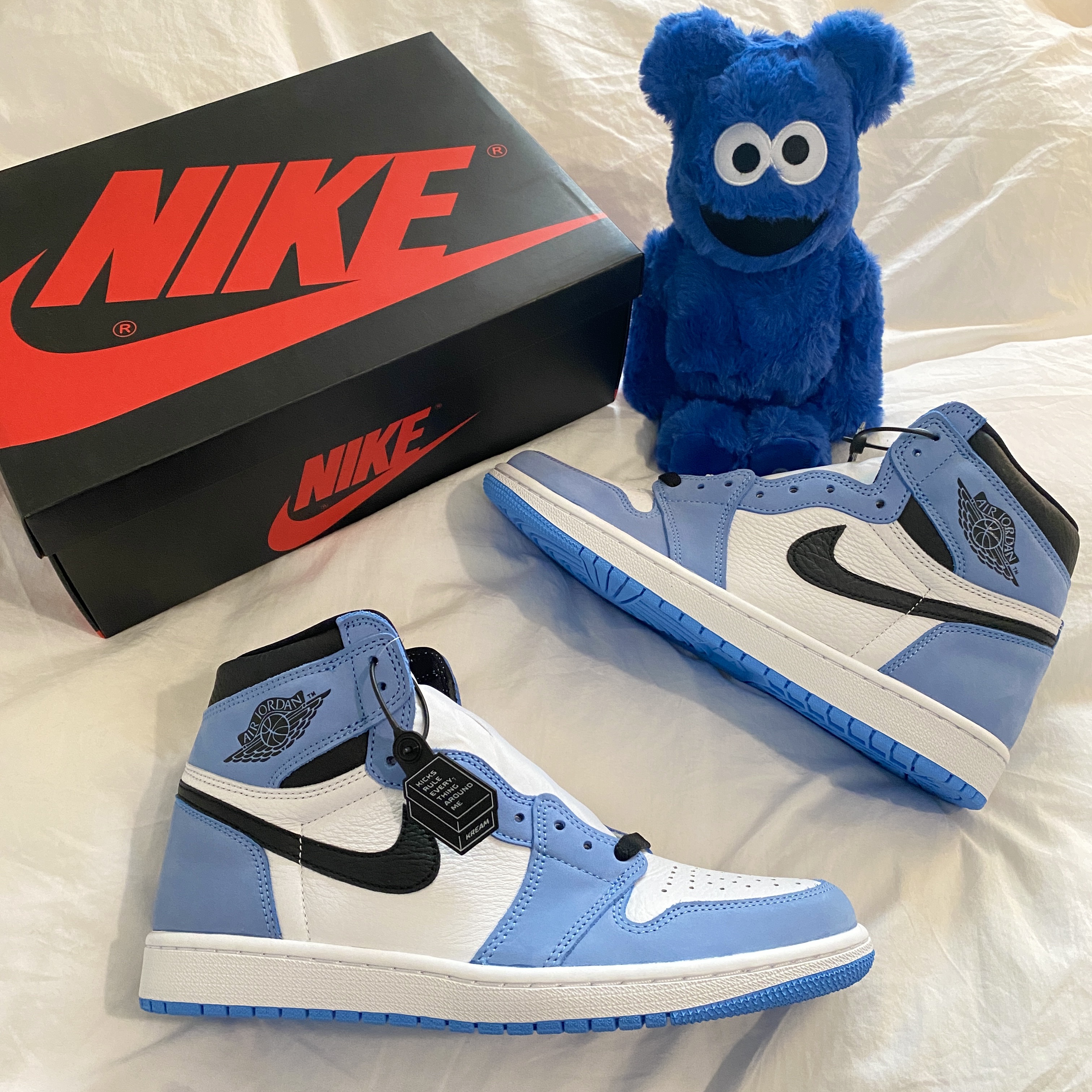 Jordan 1 Retro High OG University Blue, Bearbrick Sesame Street Cookie Monster Costume Ver. 400% 착용 스타일