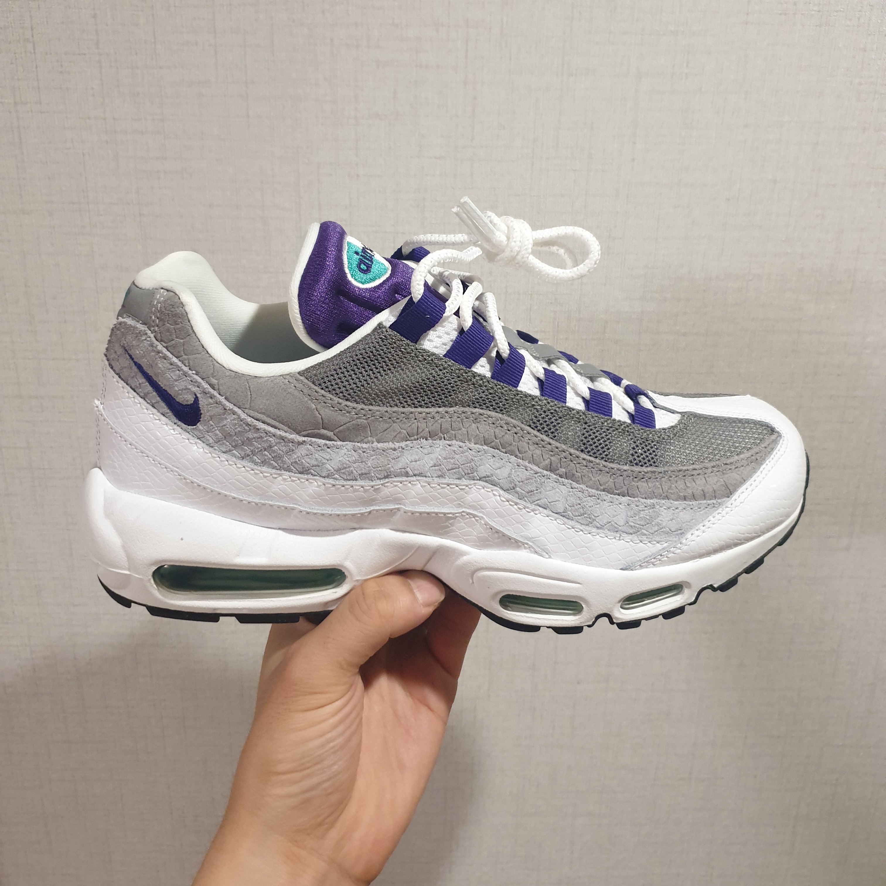 Nike Air Max 95 Grape Snakeskin 착용 스타일