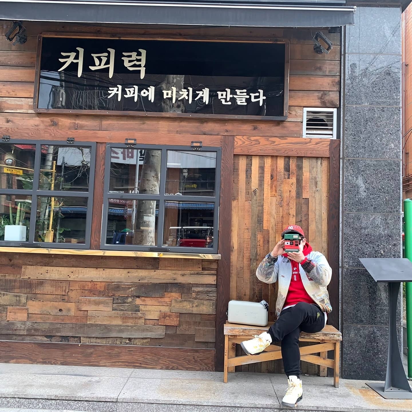 Supreme Cross Box Logo Hooded Sweatshirt Red - 20FW, Supreme Aerial Tapestry Harrington Jacket - 20FW 착용 스타일 - 1