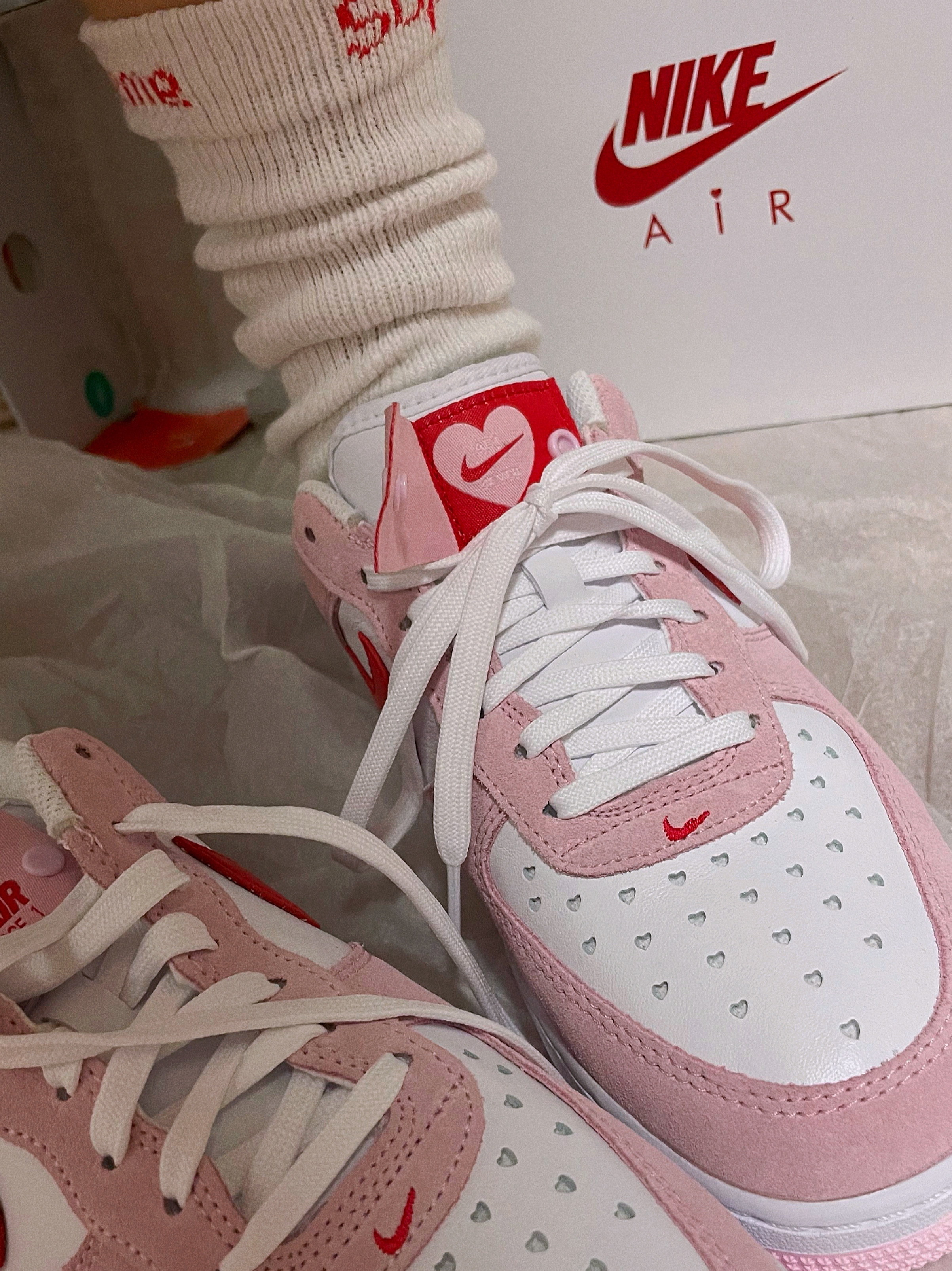 Nike Air Force 1 '07 QS Valentine's Day 착용 스타일