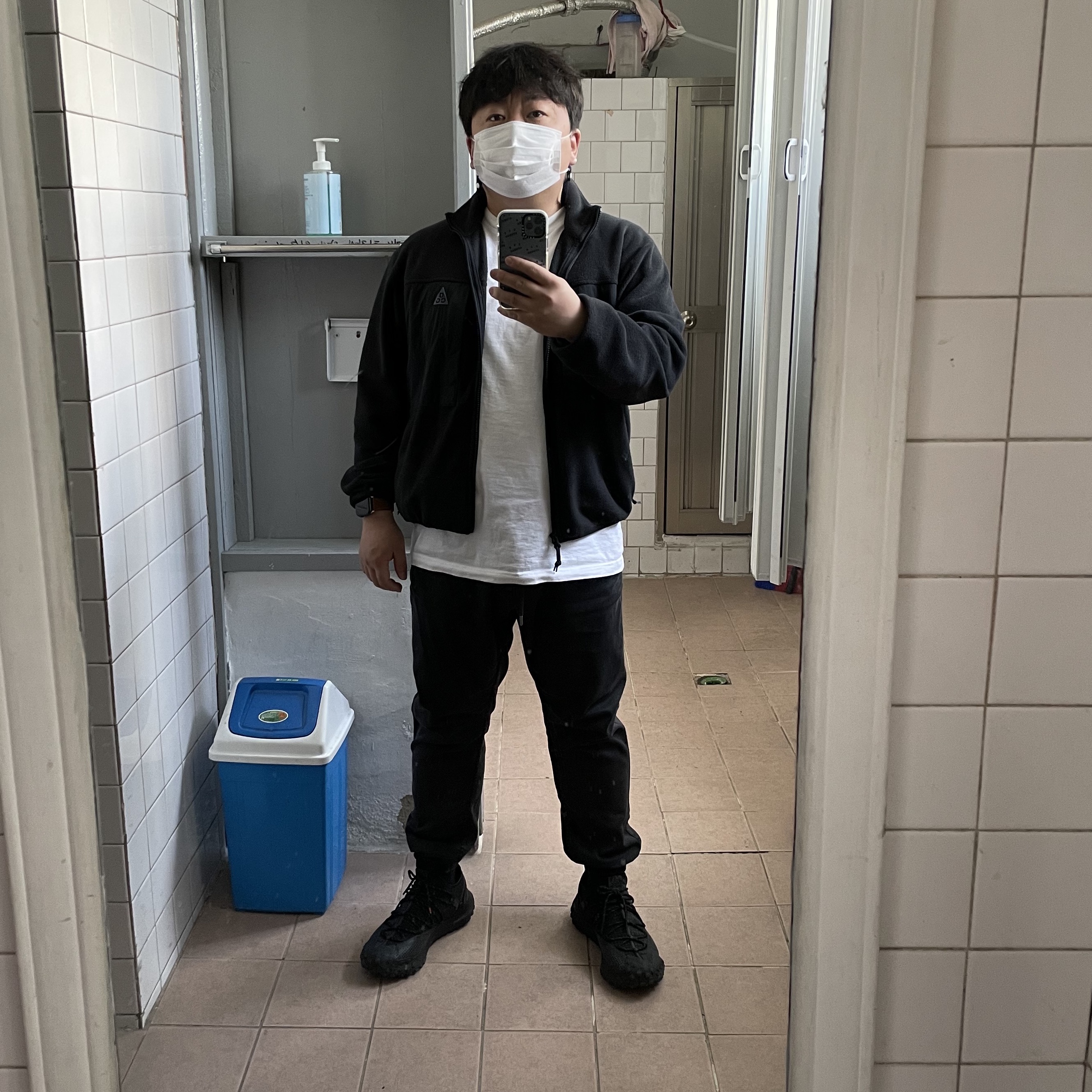 Nike ACG Mountain Fly Low Anthracite, Palace x Arc'teryx T-Shirt White - 20FW 착용 스타일