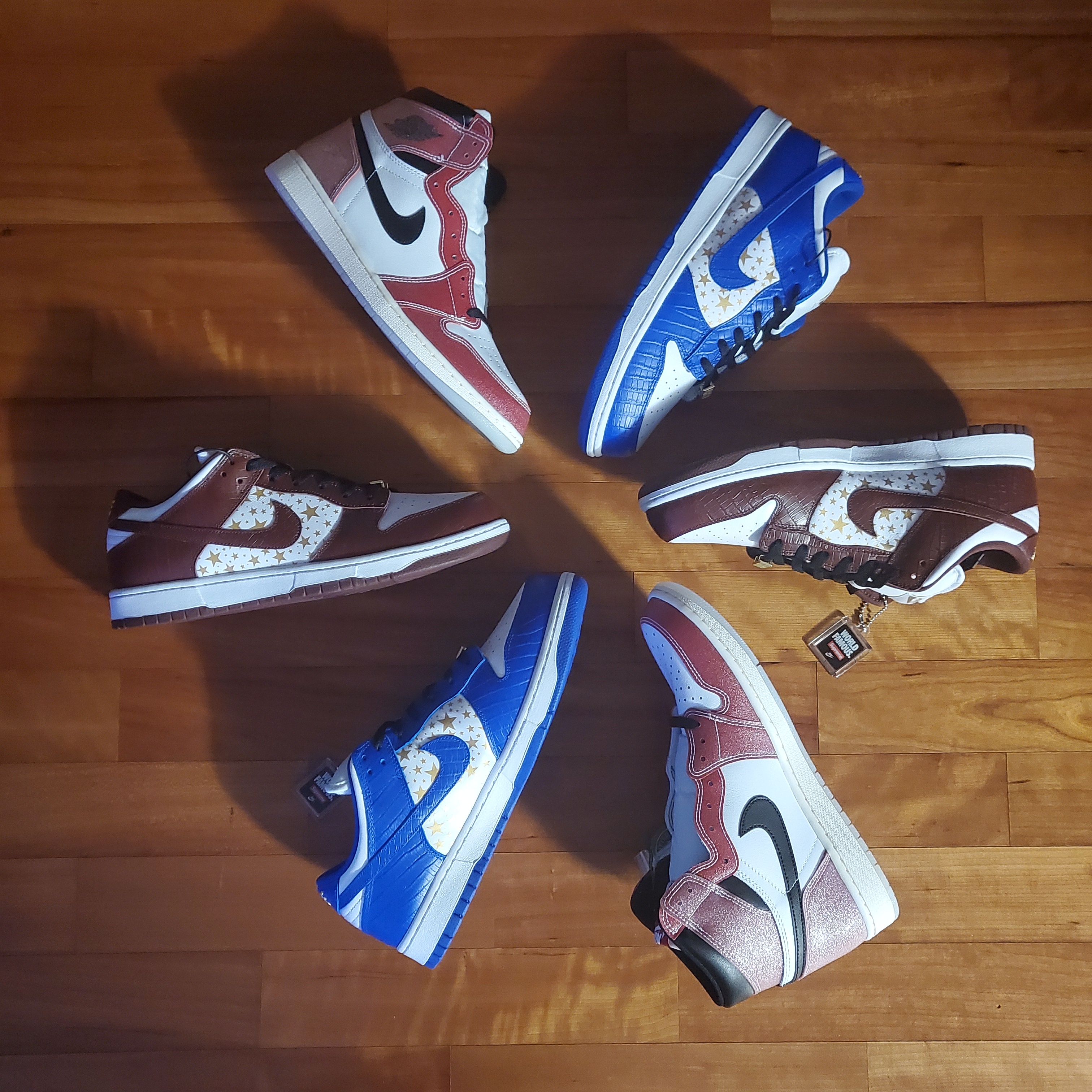 Jordan 1 x Trophy Room Retro High OG SP Chicago, Nike x Supreme SB Dunk Low Hyper Blue 착용 스타일