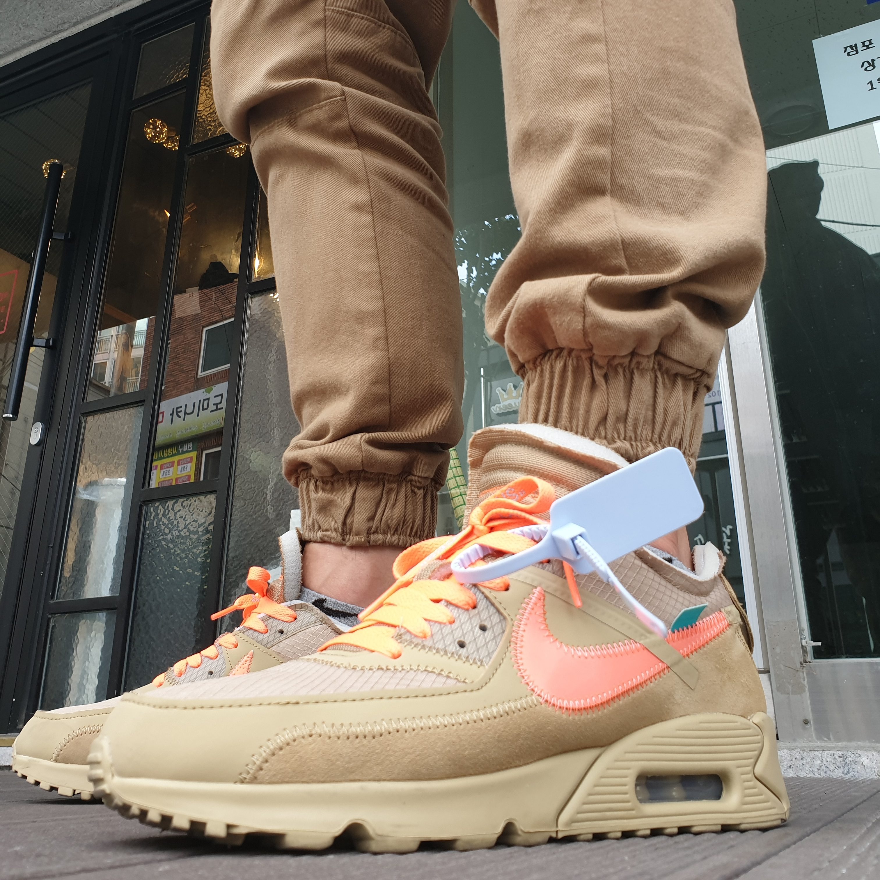 Nike x Off-White Air Max 90 V2 Desert Ore 착용 스타일