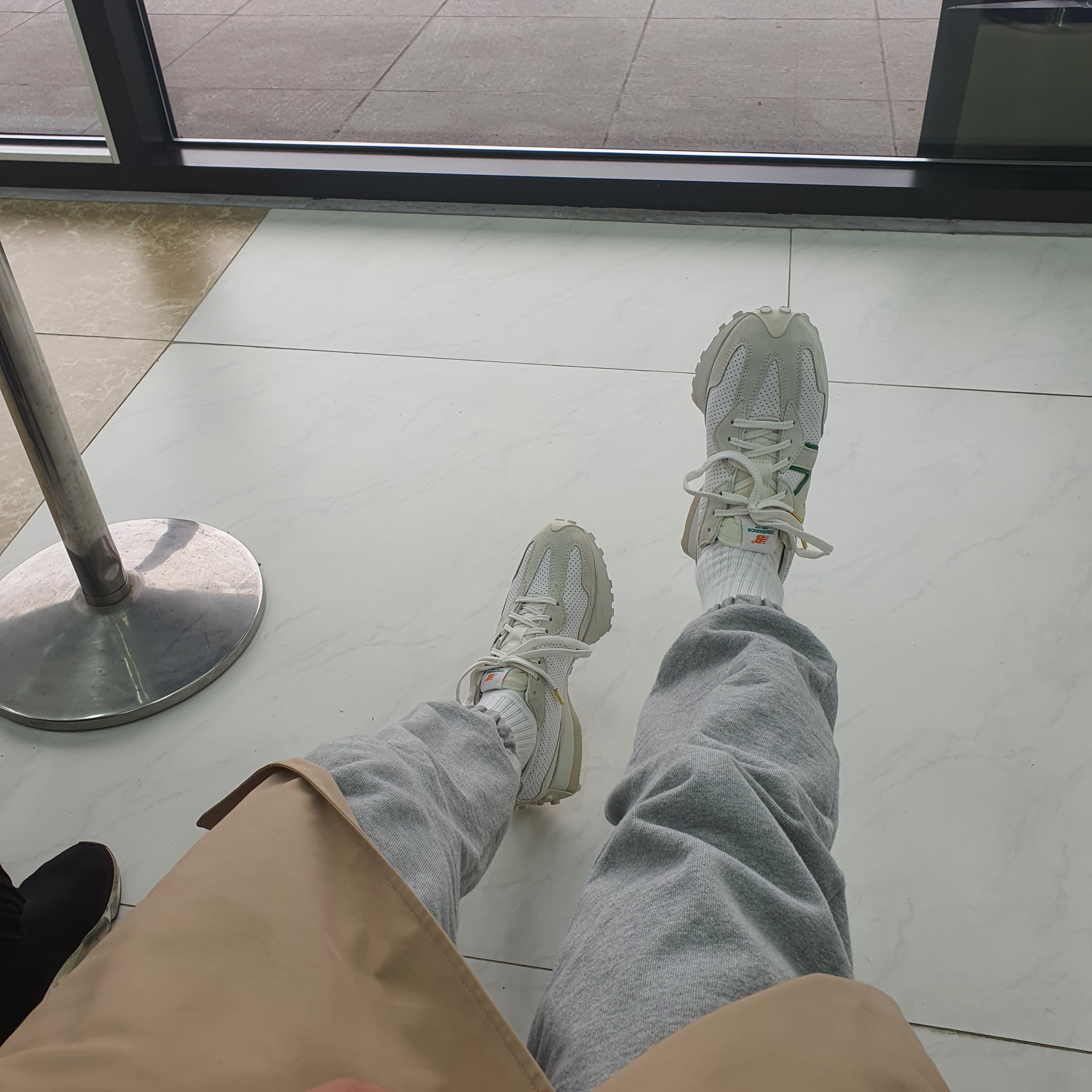 New Balance x Casablanca 327 Idealist Off White Green 착용 스타일