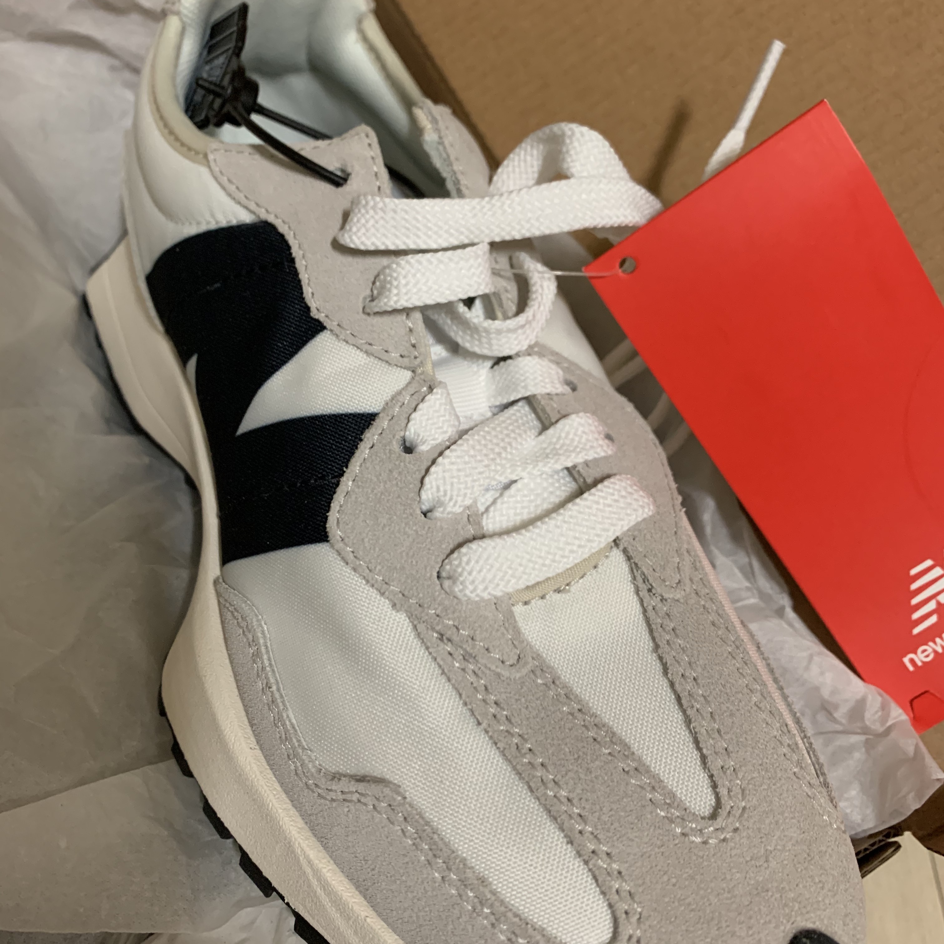 New Balance 327 White Black 착용 스타일