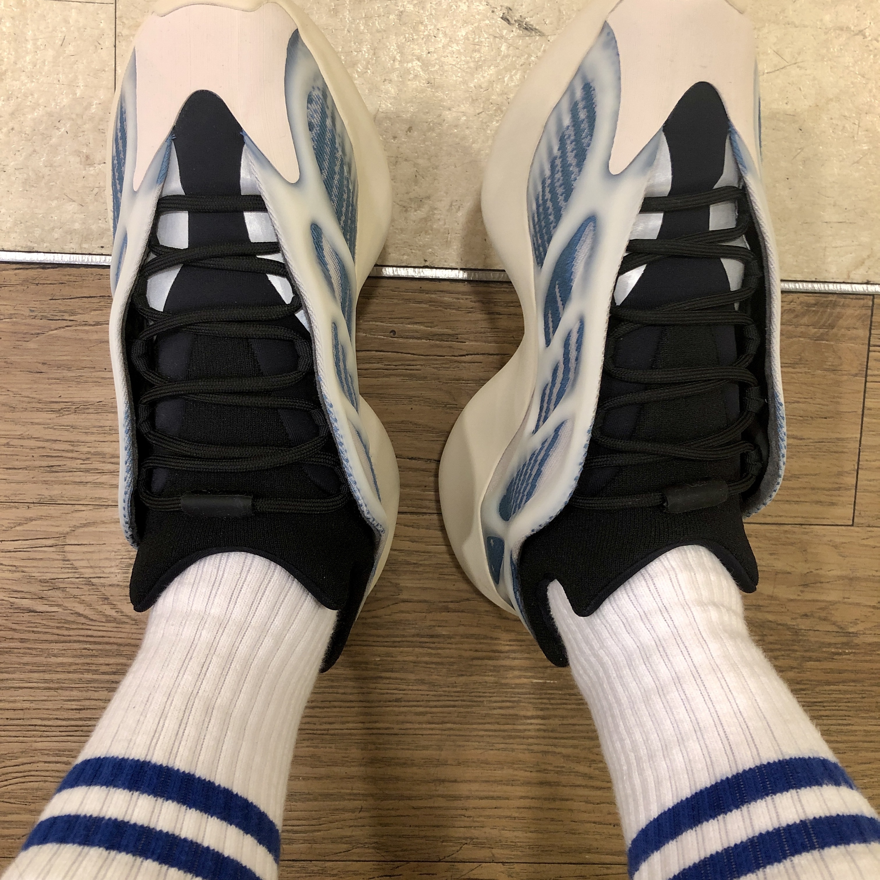 Adidas Yeezy 700 V3 Kyanite 착용 스타일 - 3