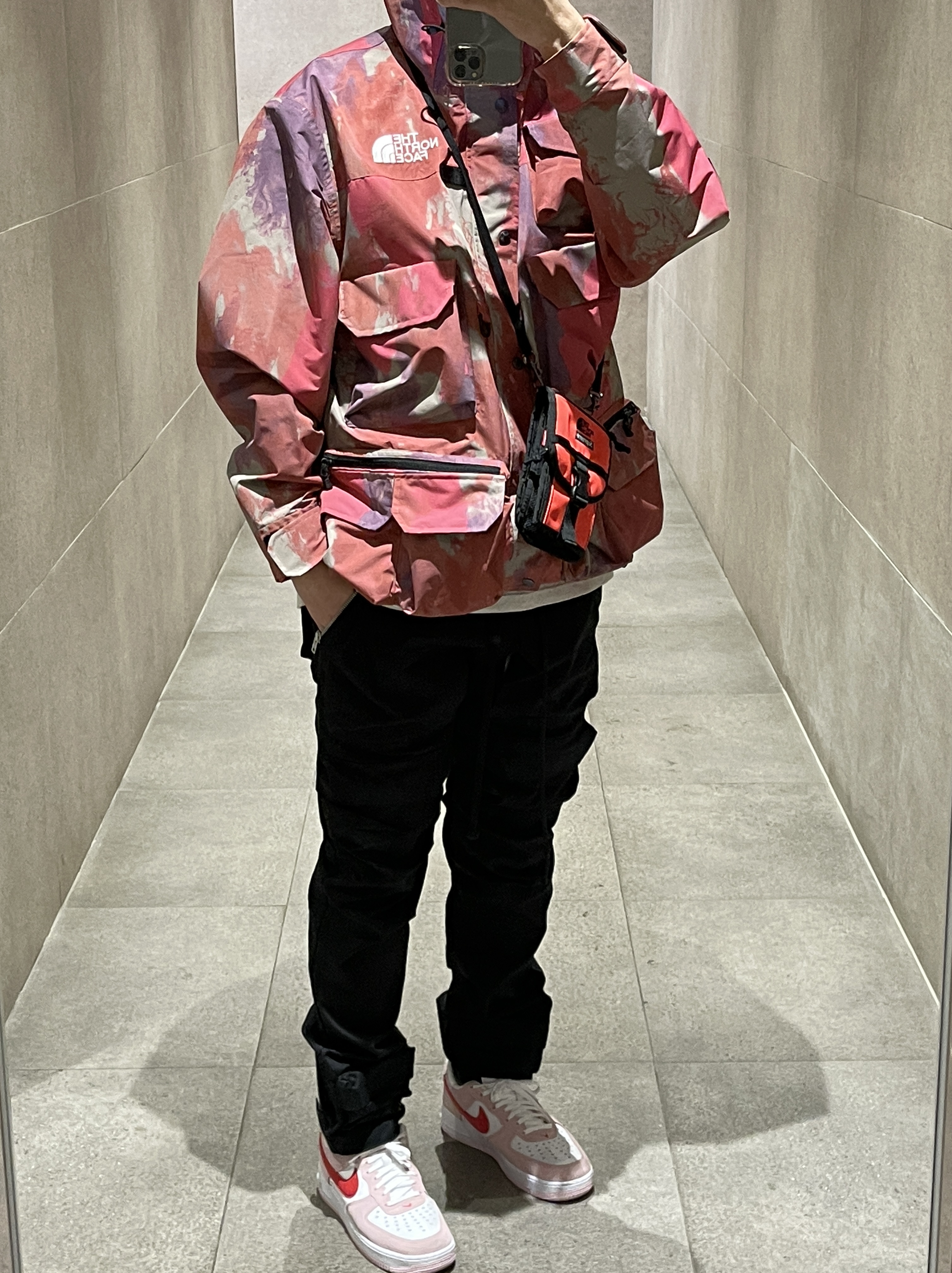 Supreme x The North Face Cargo Jacket Multi-Color - 20SS, Nike Air Force 1 '07 QS Valentine's Day 착용 스타일 - 1