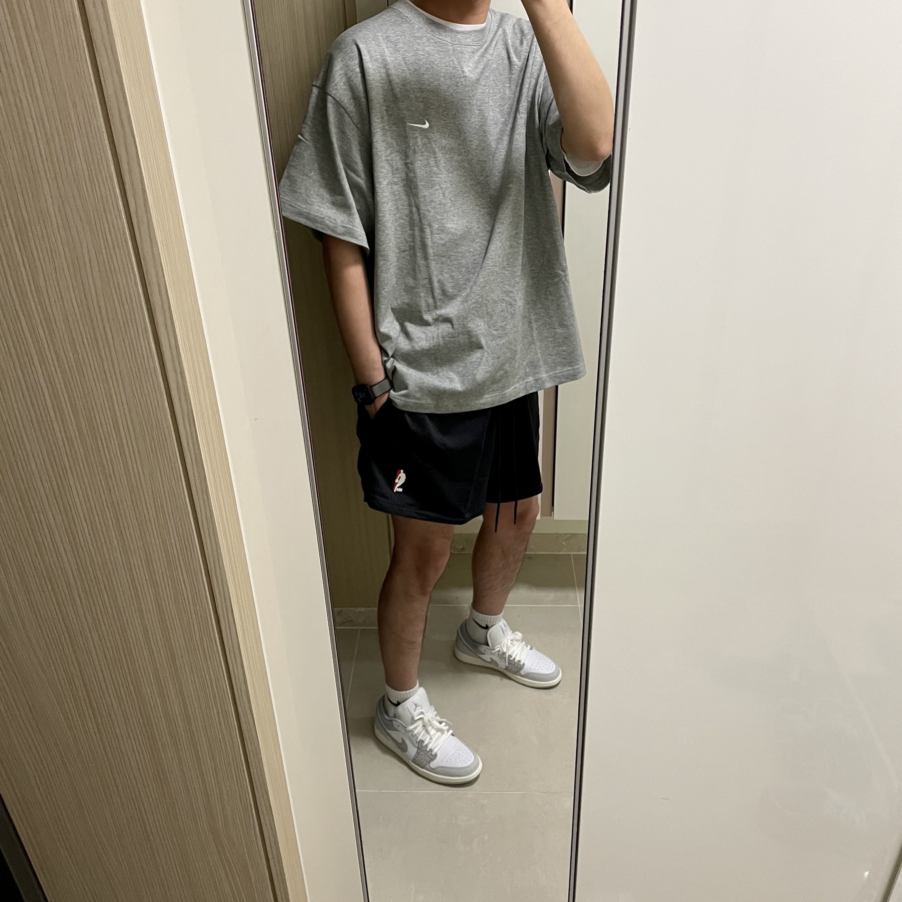 Nike NRG Solo Swoosh T-Shirt Dark Grey Heather - US/EU, Nike x Fear of God Basketball Shorts Off Noir 착용 스타일