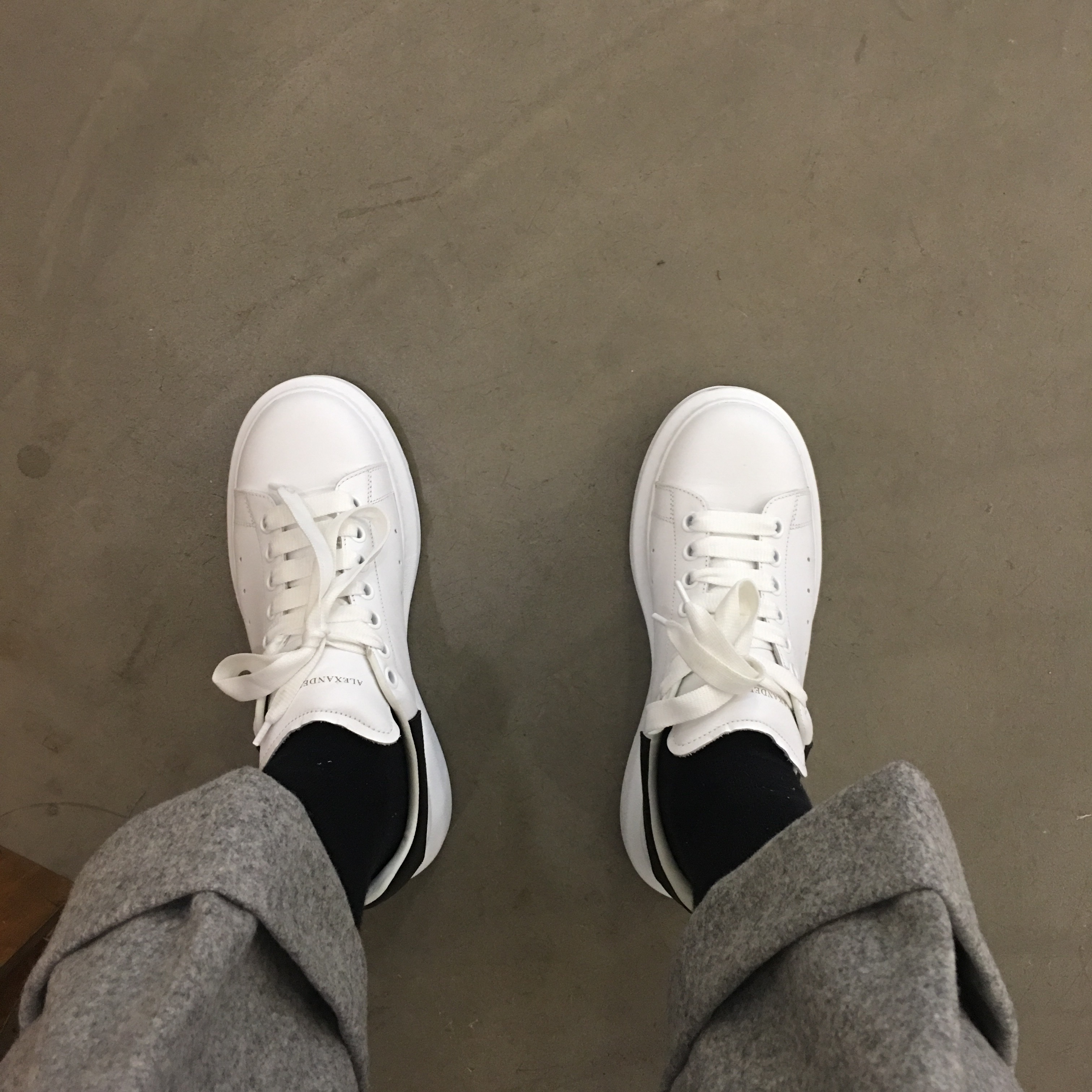 Alexander McQueen Oversized Sneakers White Black 착용 스타일