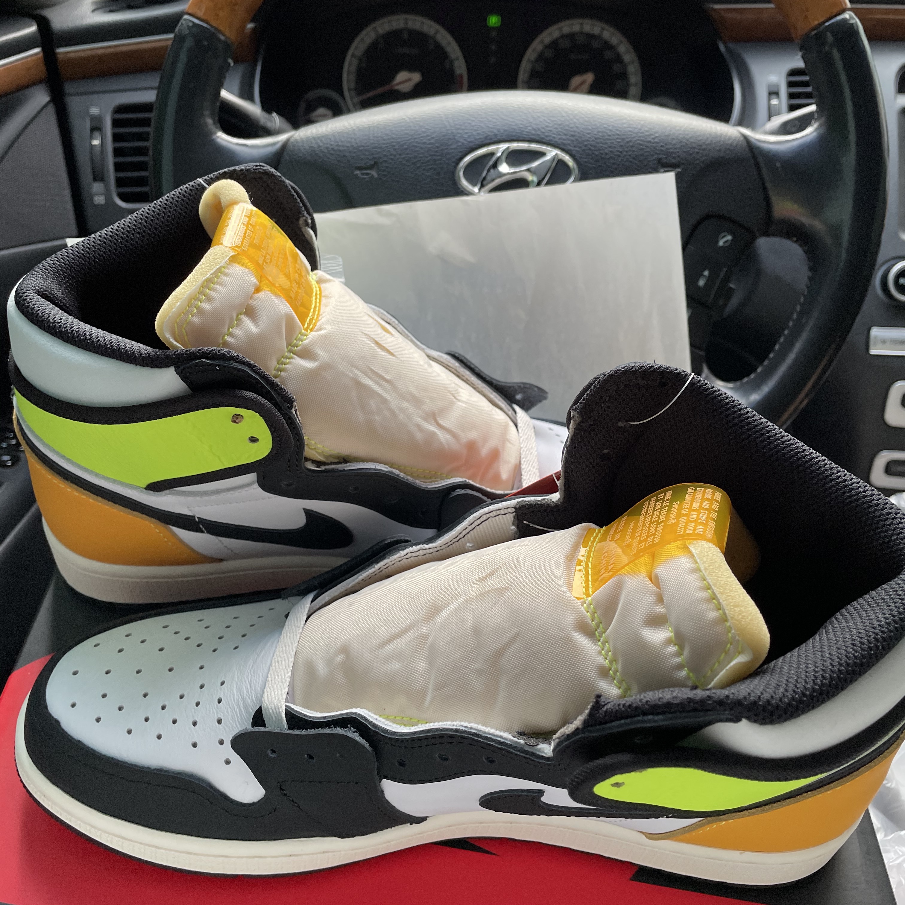 Jordan 1 Retro High OG Volt Gold 착용 스타일