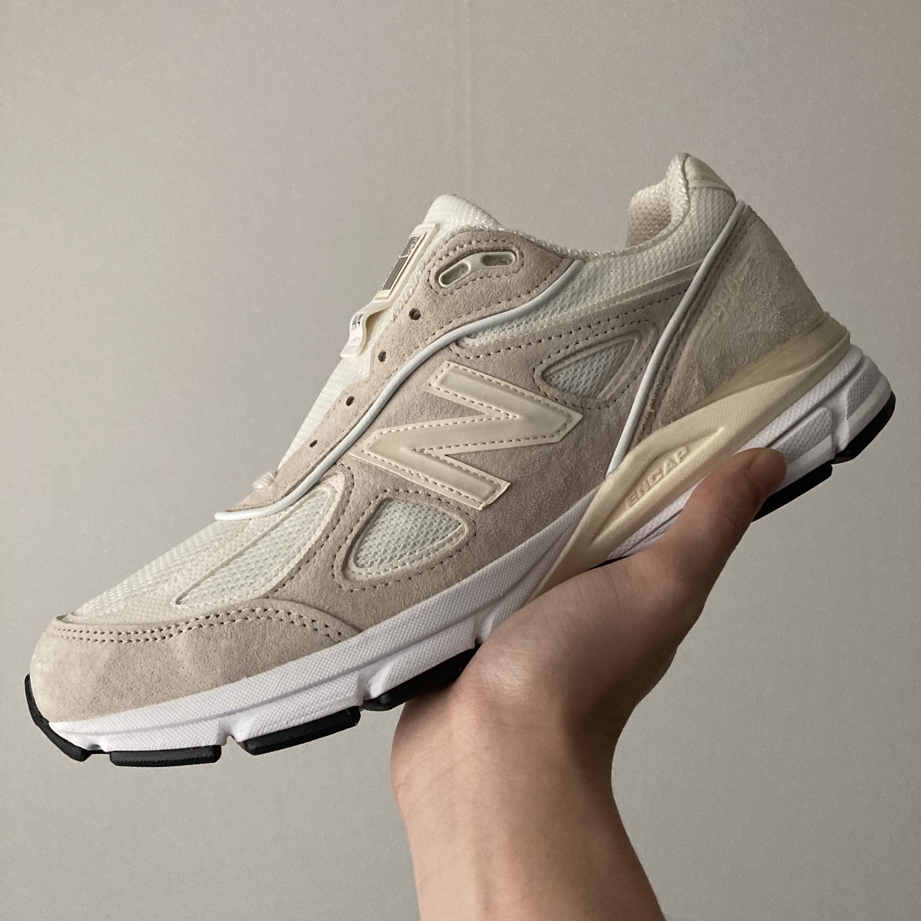 New Balance x Stussy 990v4 Made in USA Cream 착용 스타일 - 2