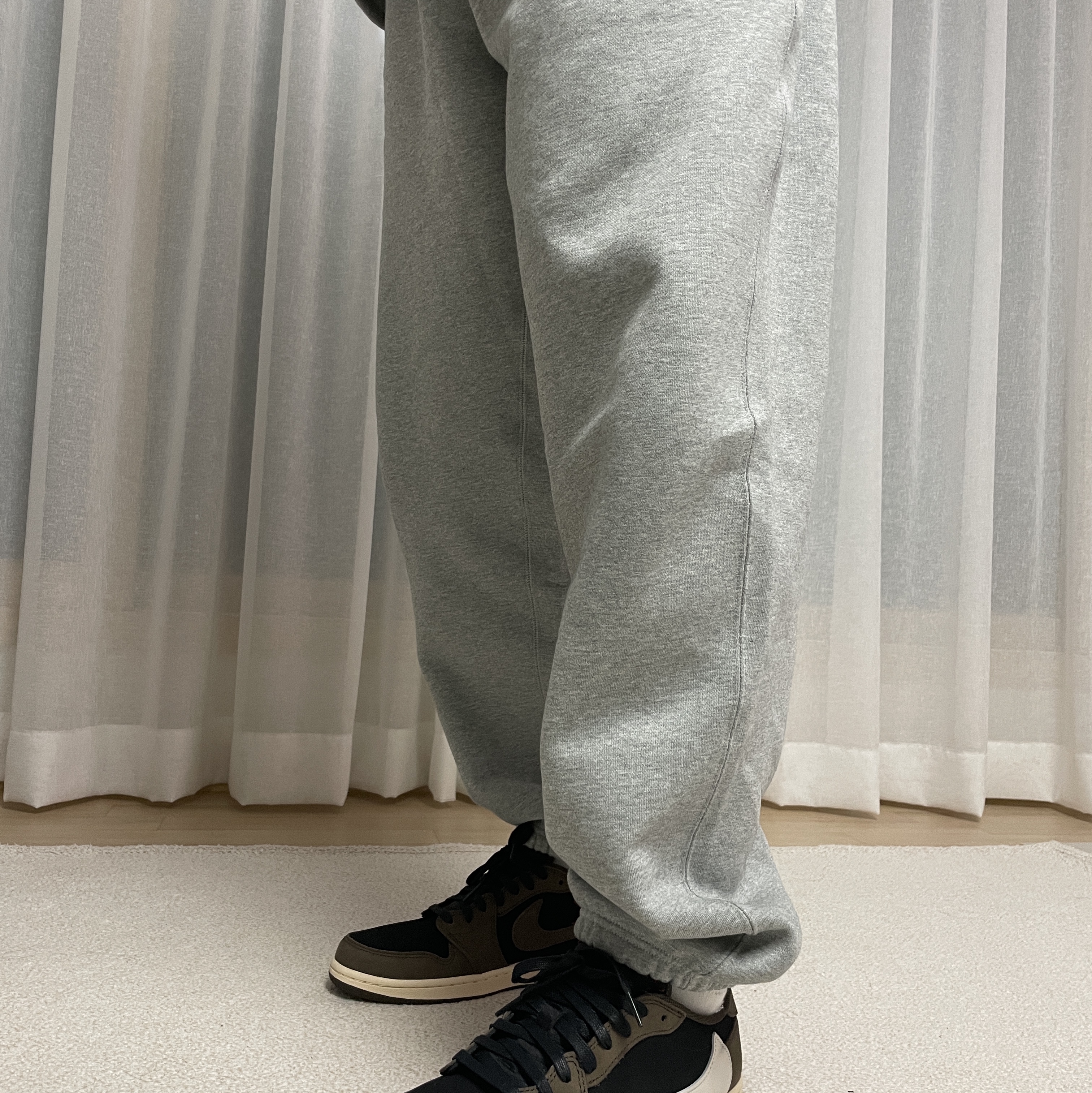 Jordan 1 x Travis Scott Retro Low OG SP Mocha, Nike x Stussy NRG ZR Fleece Pants Heather Grey - US/EU 착용 스타일