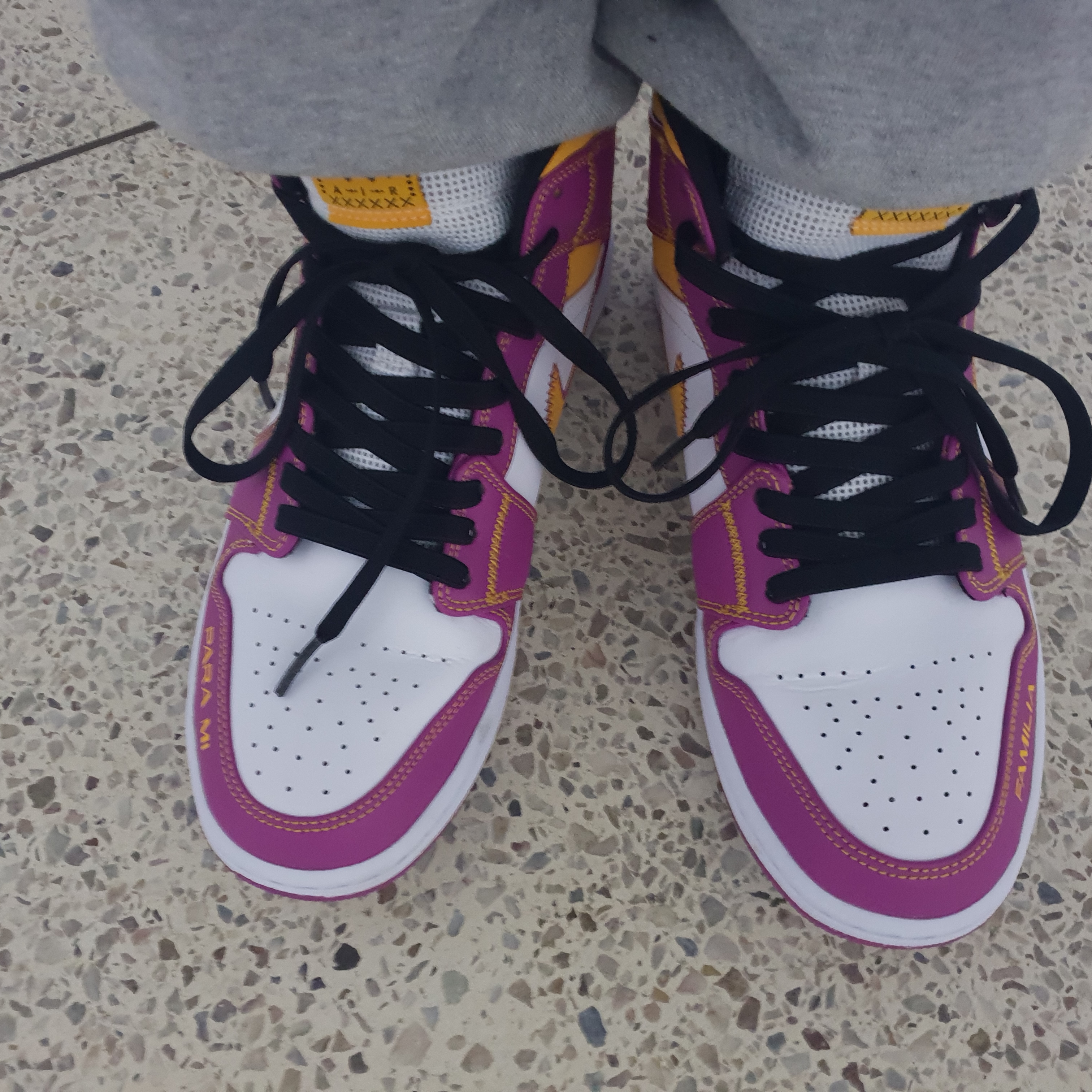 Jordan 1 Mid DOD Familia, New Balance 327 White Black 착용 스타일 - 2