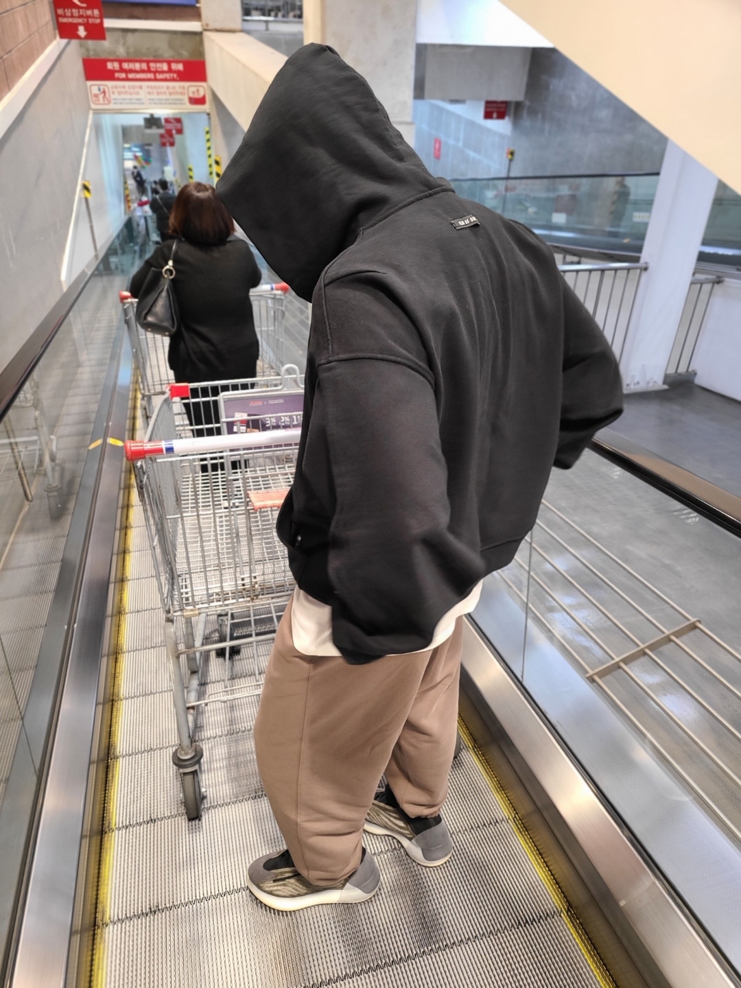 Adidas Yeezy QNTM Barium, Adidas Yeezy 700 V3 Arzareth 착용 스타일 - 3