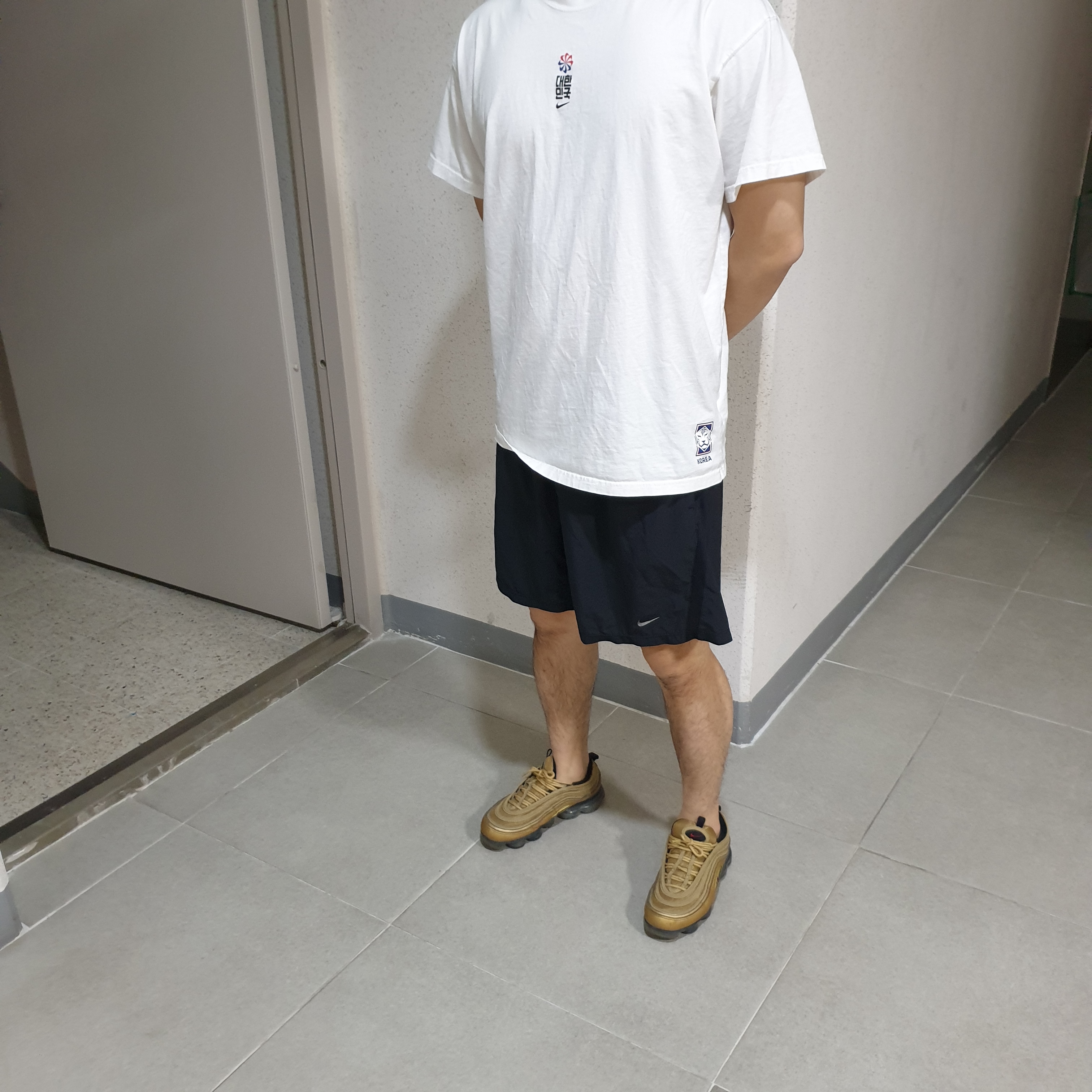 Nike Air VaporMax 97 Metallic Gold 착용 스타일