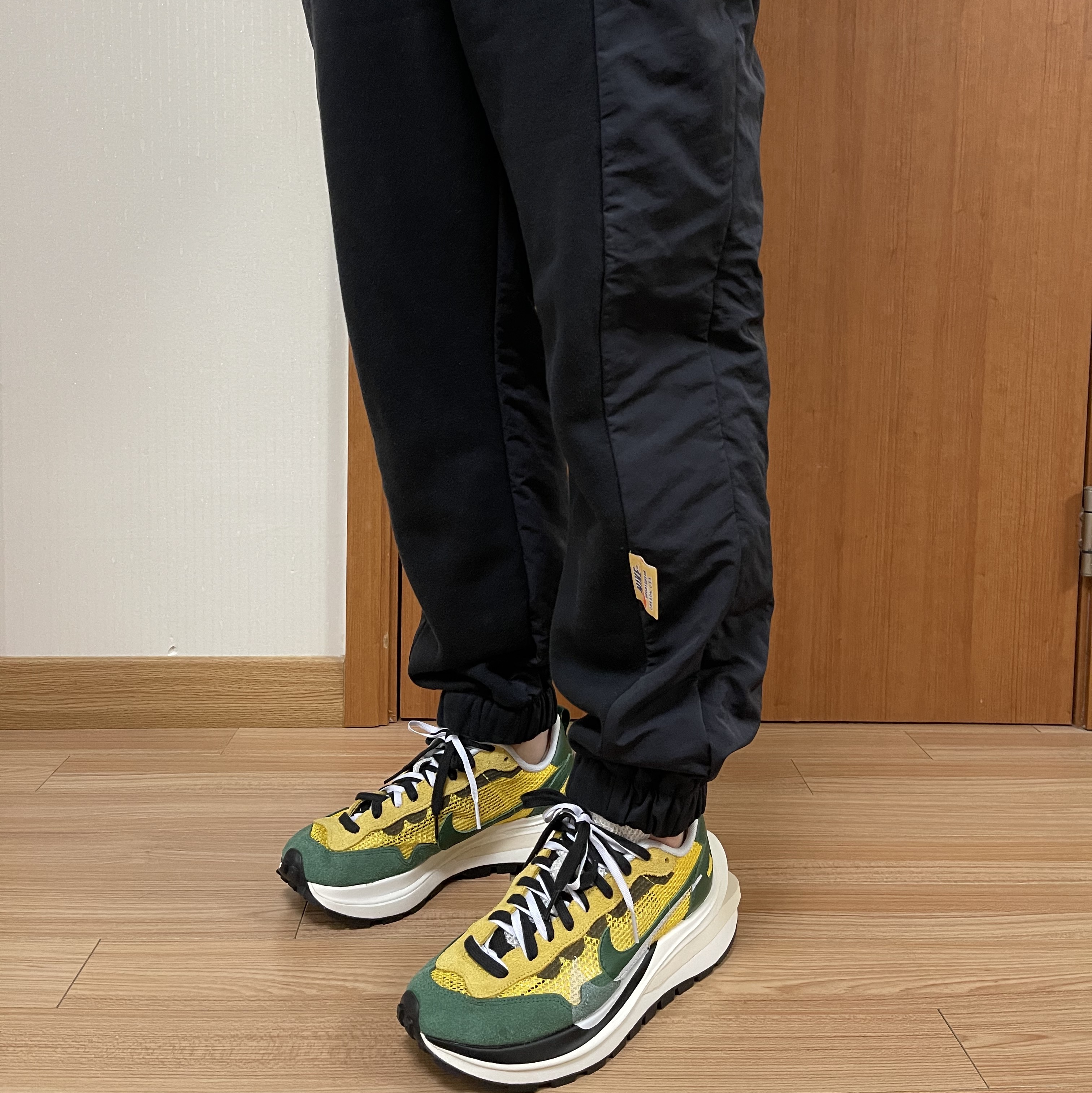 Nike x Sacai VaporWaffle Tour Yellow & Gorge Green Sail 착용 스타일 - 2