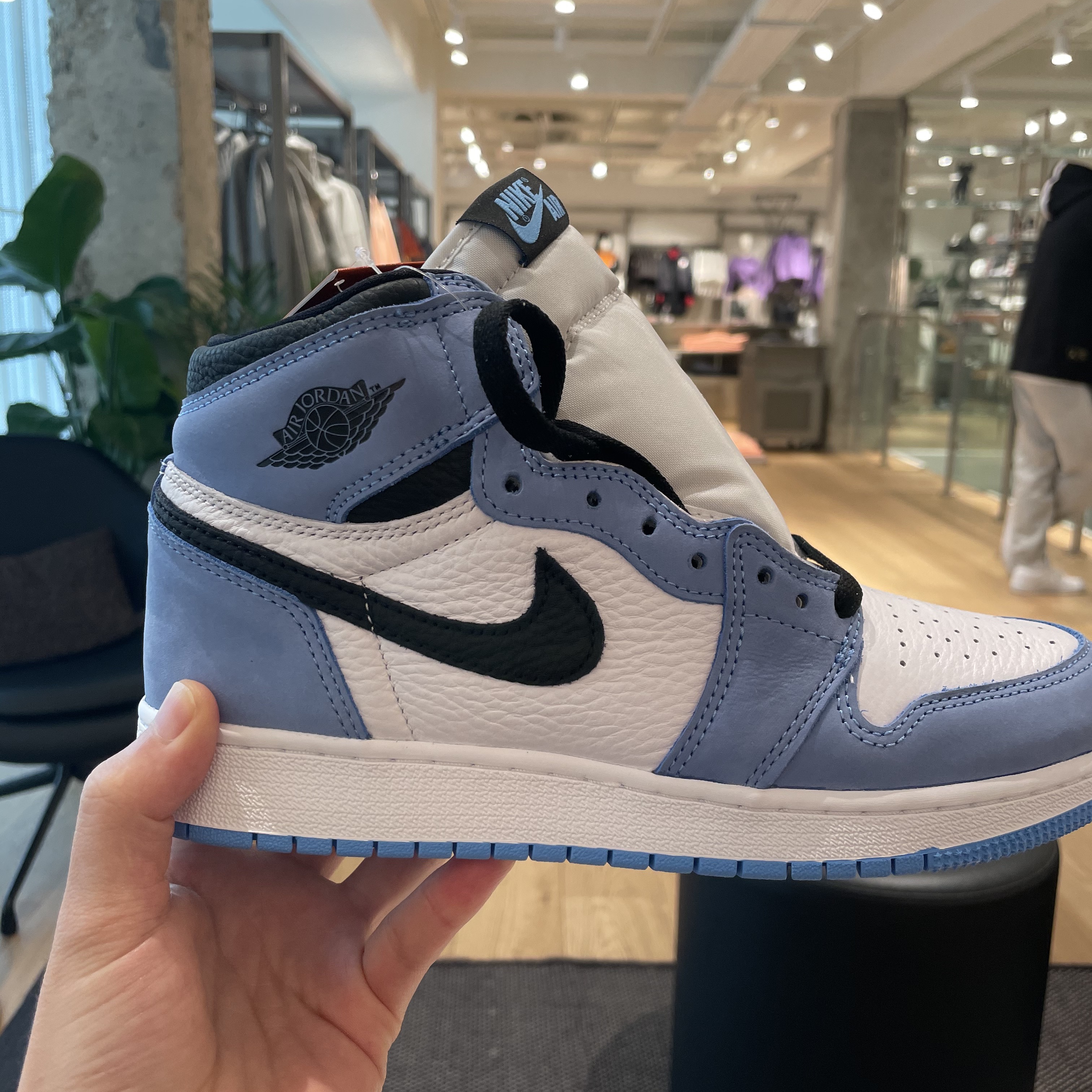 Jordan 1 Retro High OG University Blue 착용 스타일