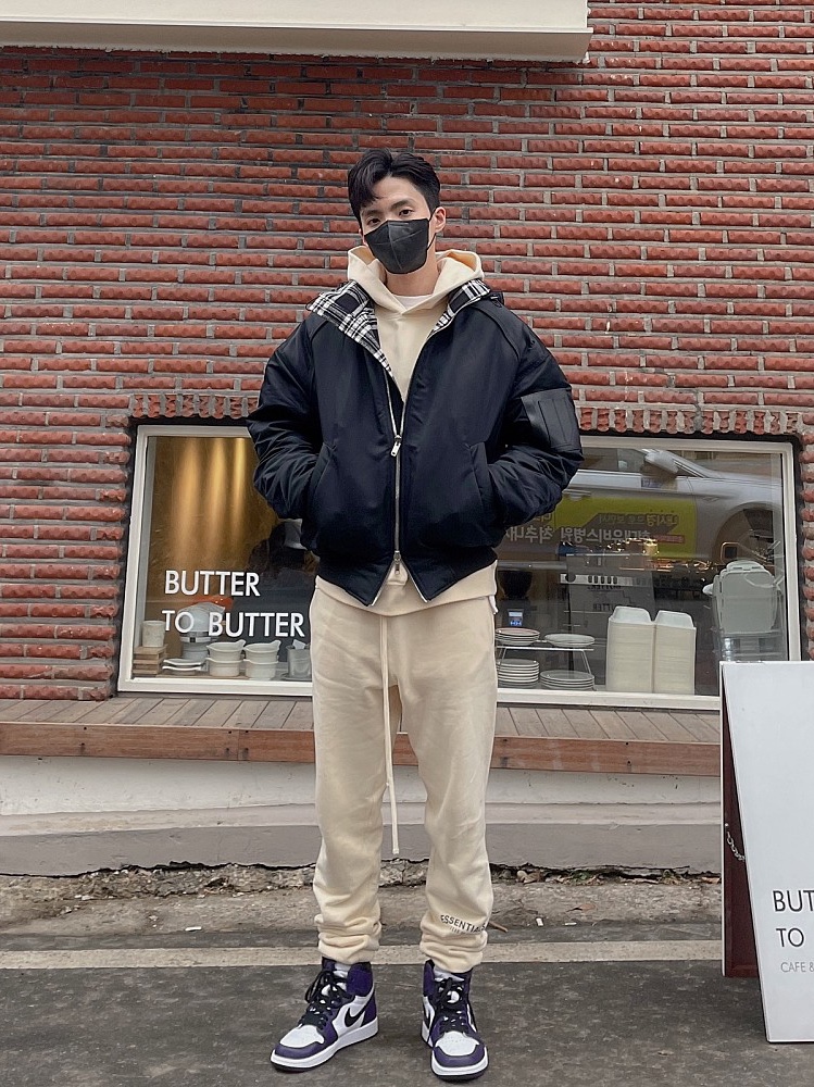 Essentials Sweatpants Buttercream 2020, Essentials 3D Silicon Applique Pullover Hoodie Buttercream 2020 착용 스타일 - 1