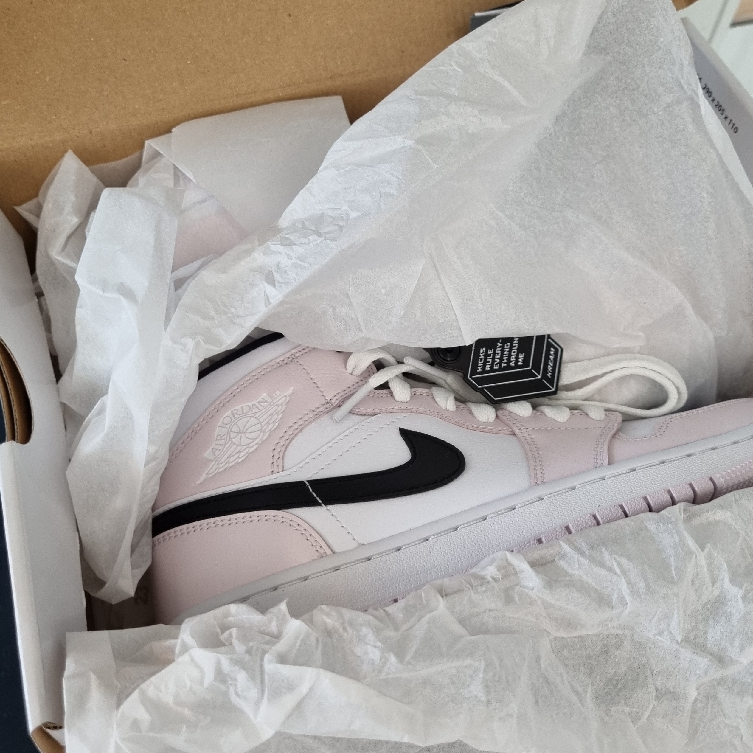 (W) Jordan 1 Mid Barely Rose 착용 스타일