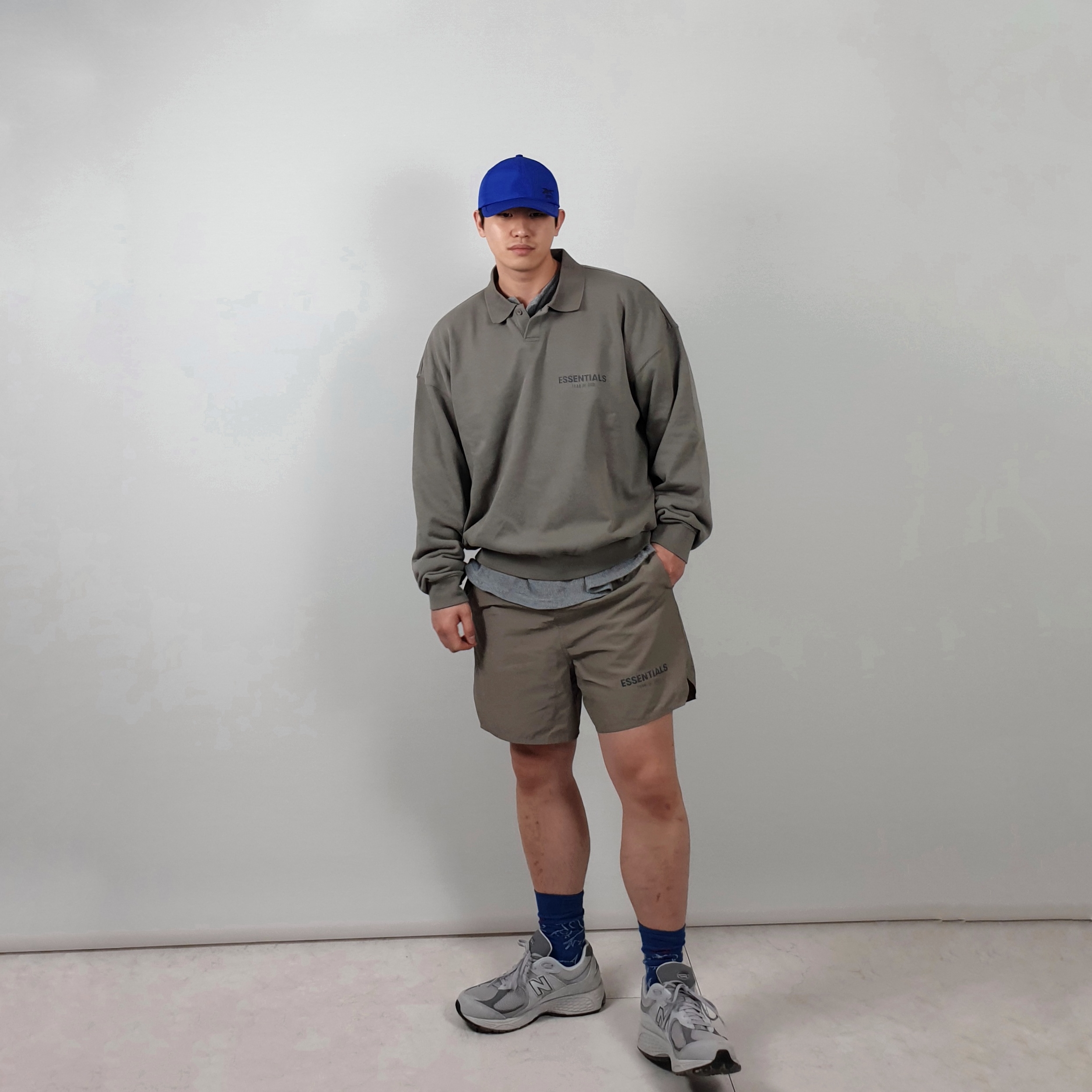 New Balance 2002R T2 Gray, Essentials Volley Shorts Cement - 20FW 착용 스타일 - 2