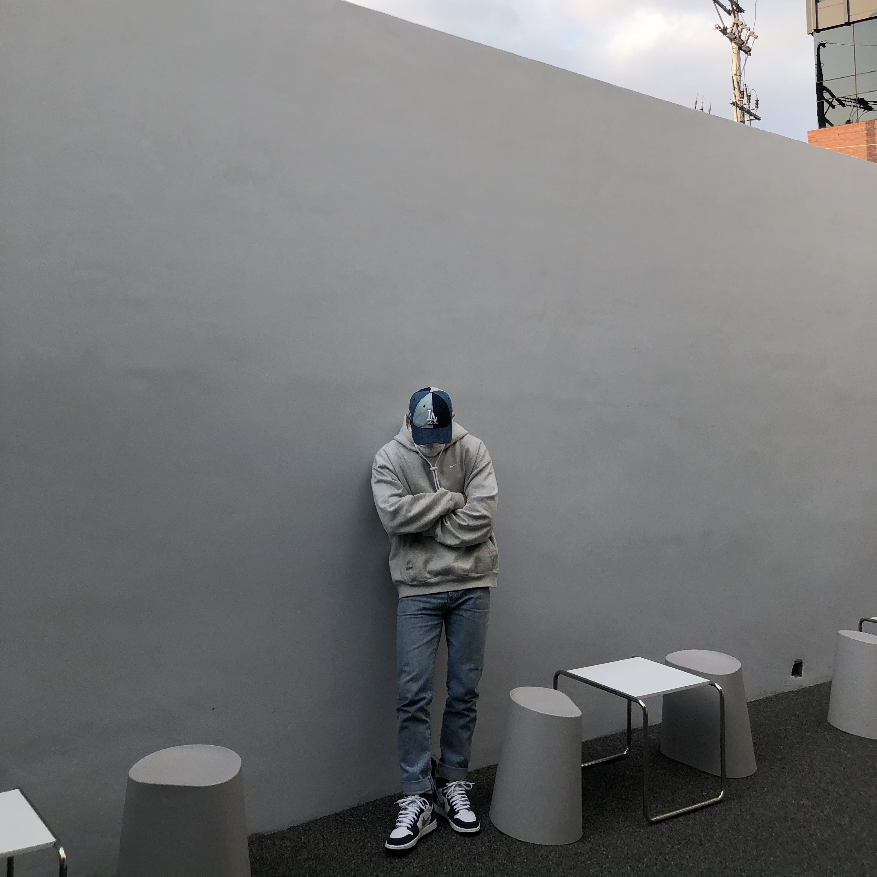 Jordan 1 Retro High OG CO.JP Midnight Navy, IAB Studio x New Era B. Redsox Cap Black 착용 스타일