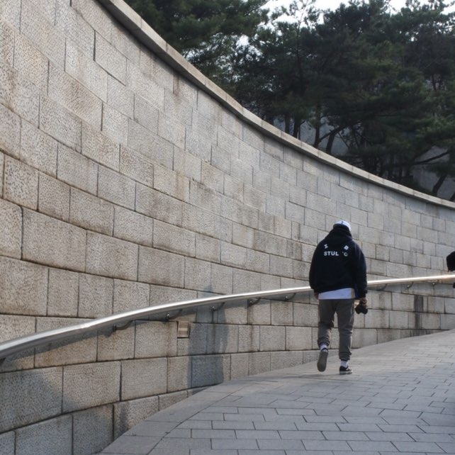 IAB Studio Hoodie Navy - 21SS, Essentials Sweatpants Cement - 20FW 착용 스타일
