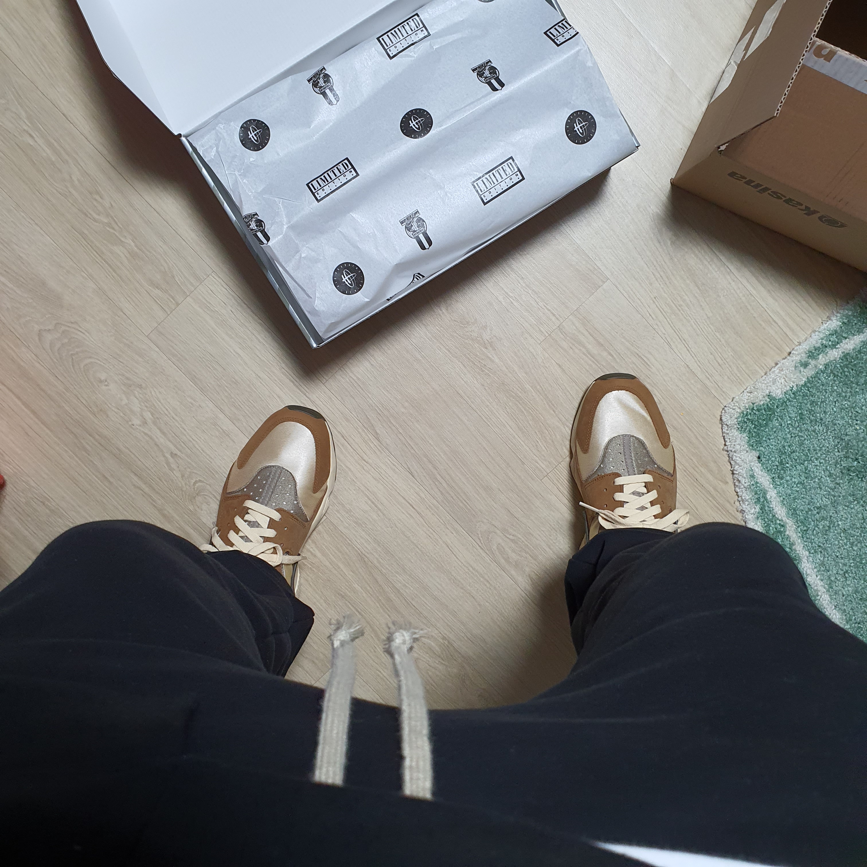 Nike x Stussy Air Huarache LE Desert Oak 착용 스타일