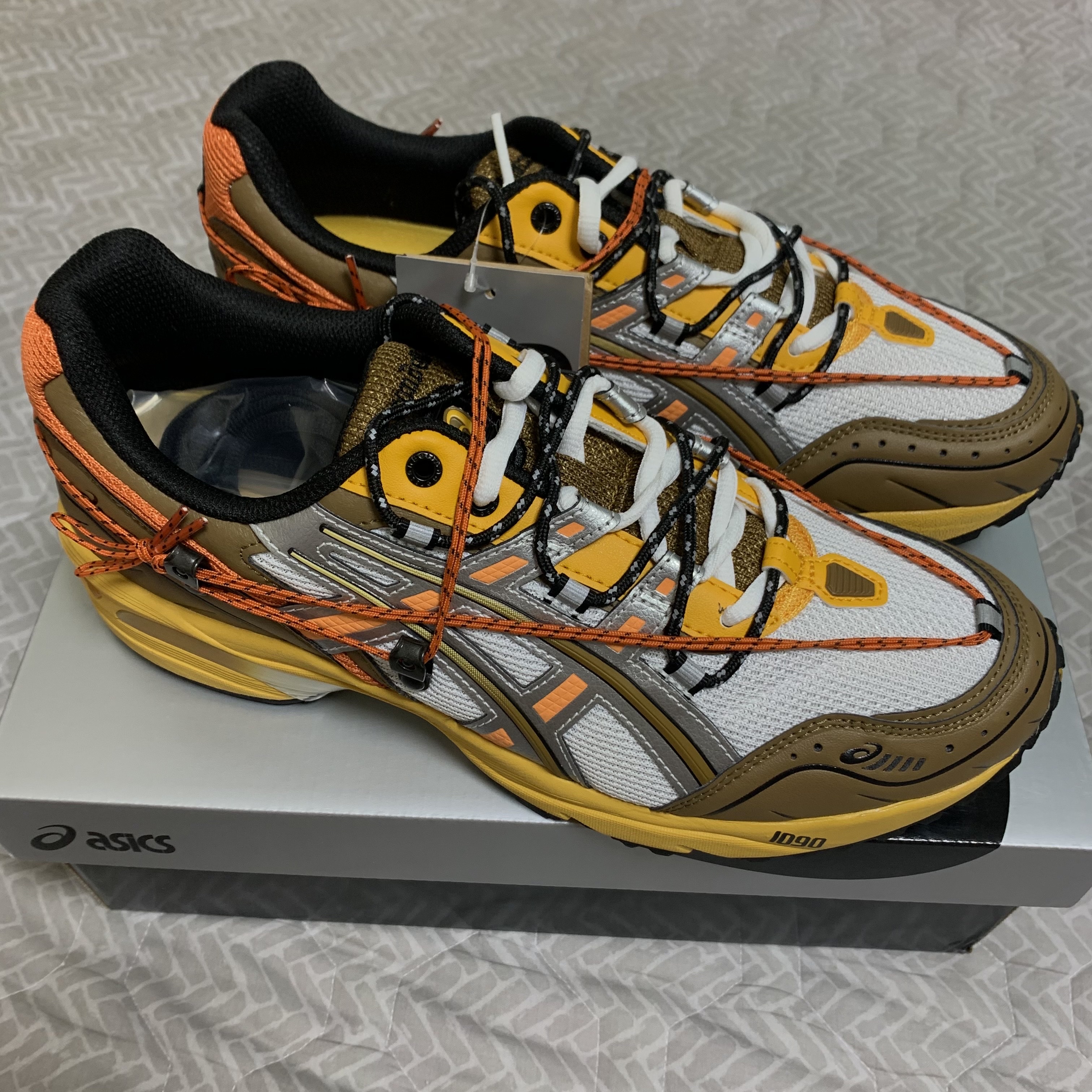 Nike Air Max 90 NRG Bacon, Asics x Andersson Bell Gel-1090 White Orange 착용 스타일 - 3