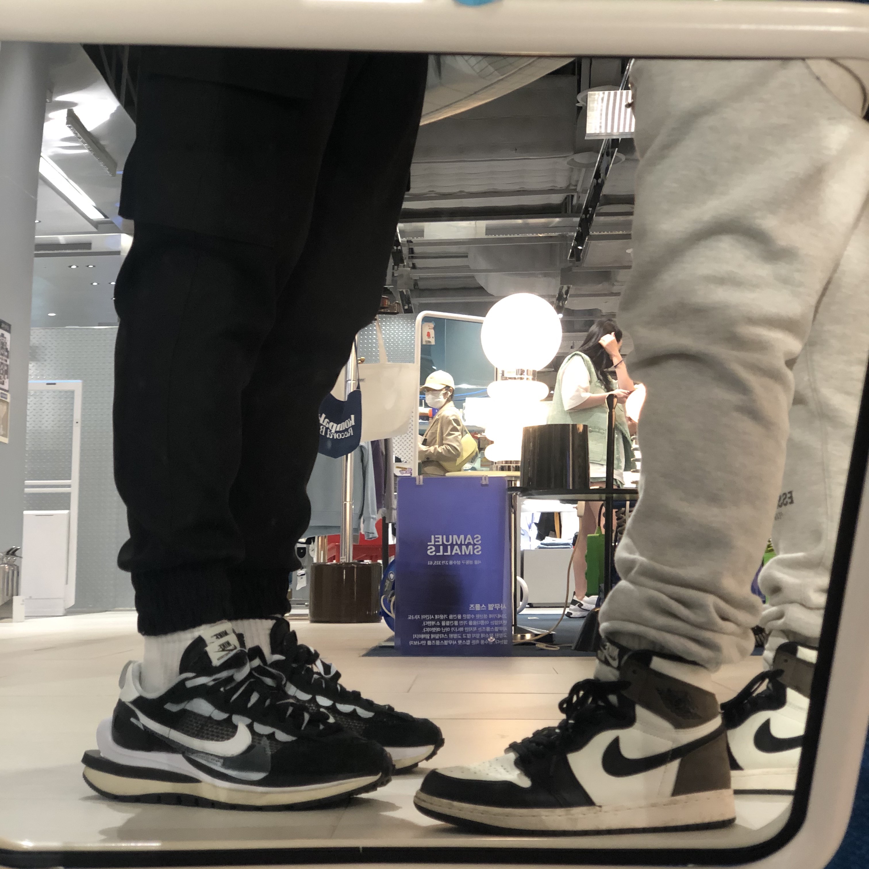 Nike x Sacai VaporWaffle Black White, Jordan 1 Retro High OG Black Mocha 착용 스타일