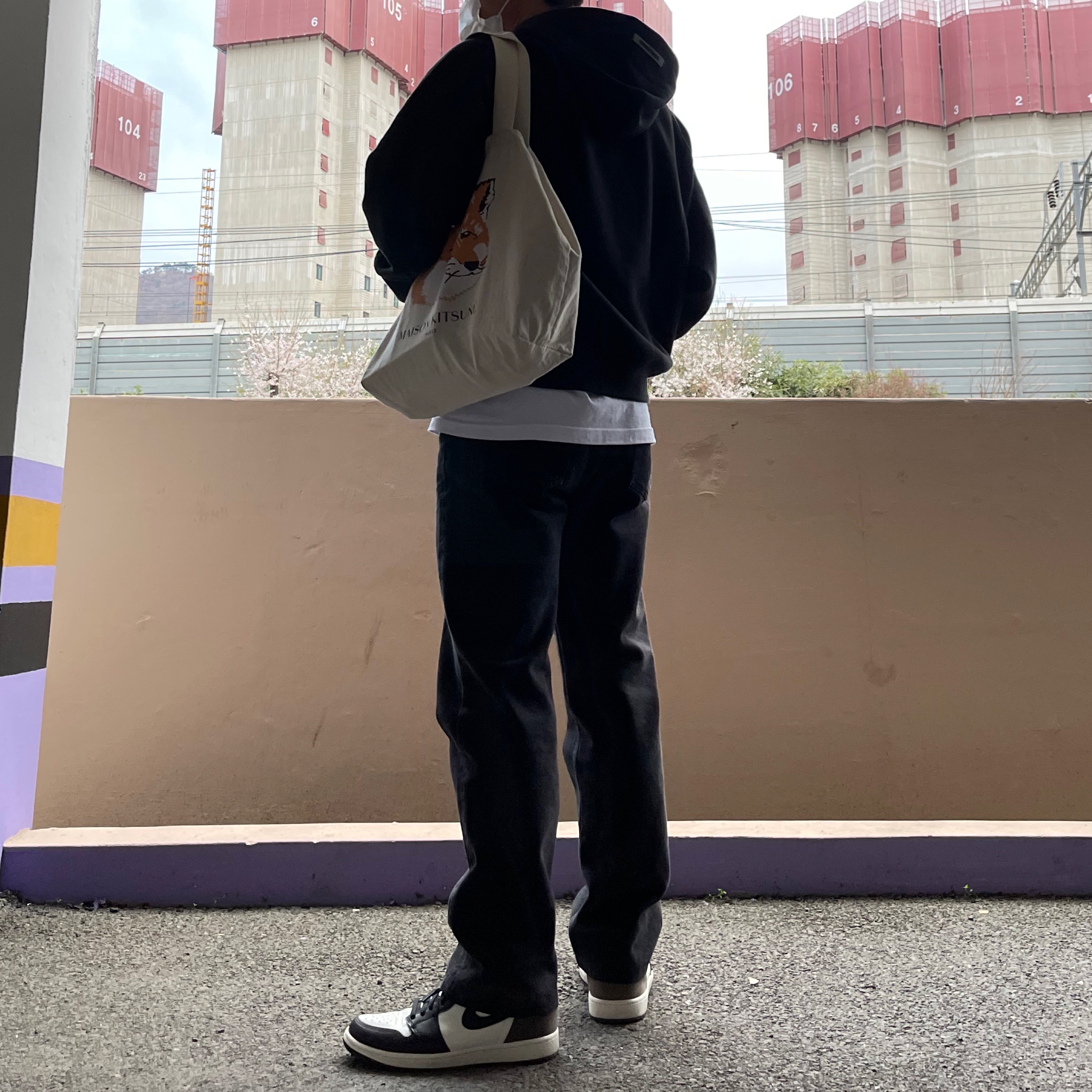 Jordan 1 Retro High OG Black Mocha, Essentials 3D Silicon Applique Pullover Hoodie Dark Slate/Black 2020 착용 스타일