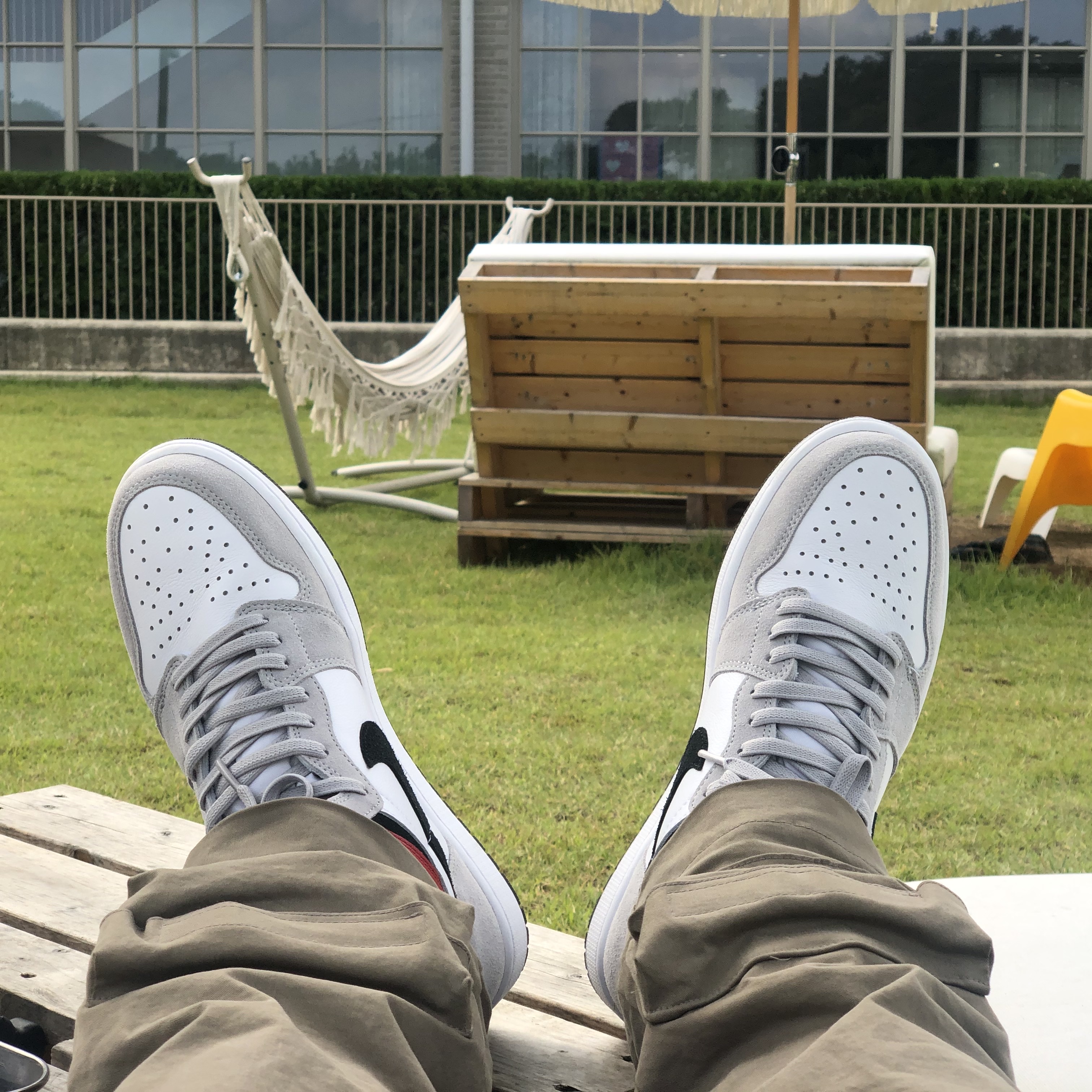 Jordan 1 Retro High OG Light Smoke Grey 착용 스타일 - 1