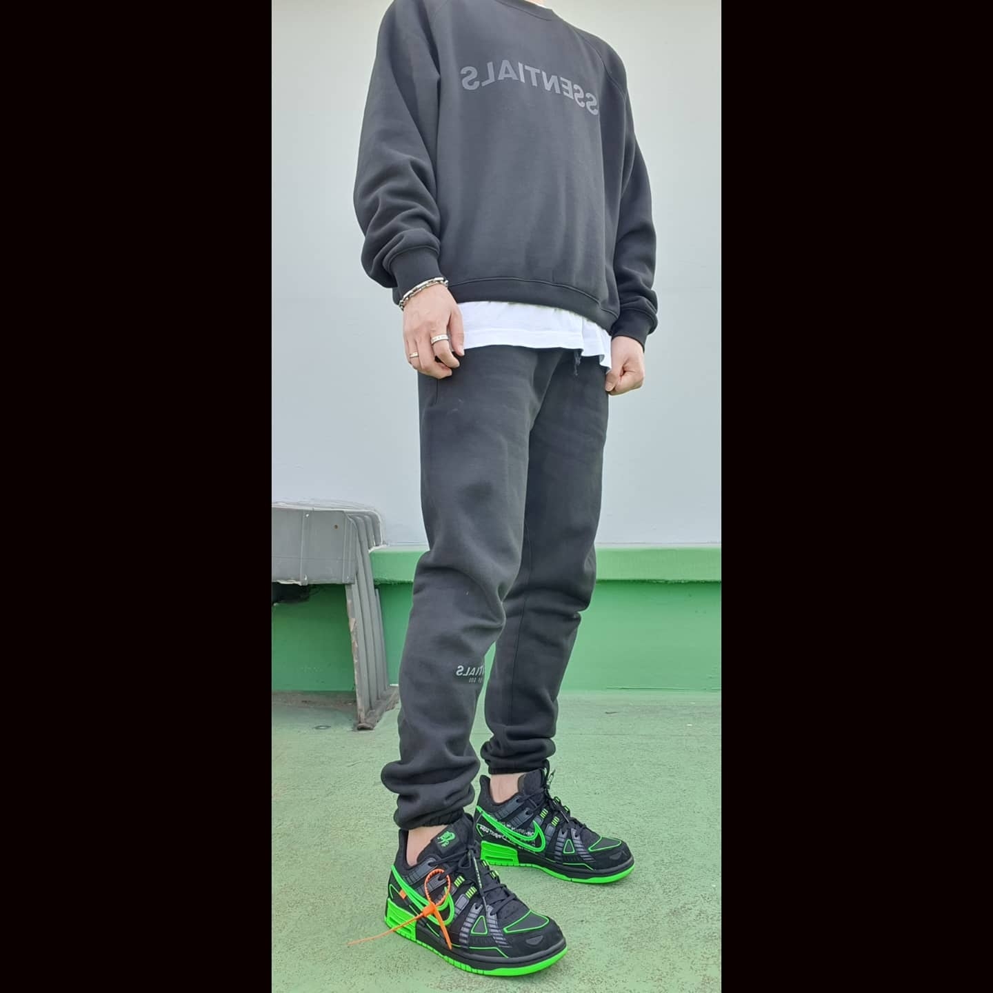 Nike x Off-White Air Rubber Dunk Green Strike, Essentials 3D Silicon Applique Crewneck Dark Slate/Black 2020 착용 스타일