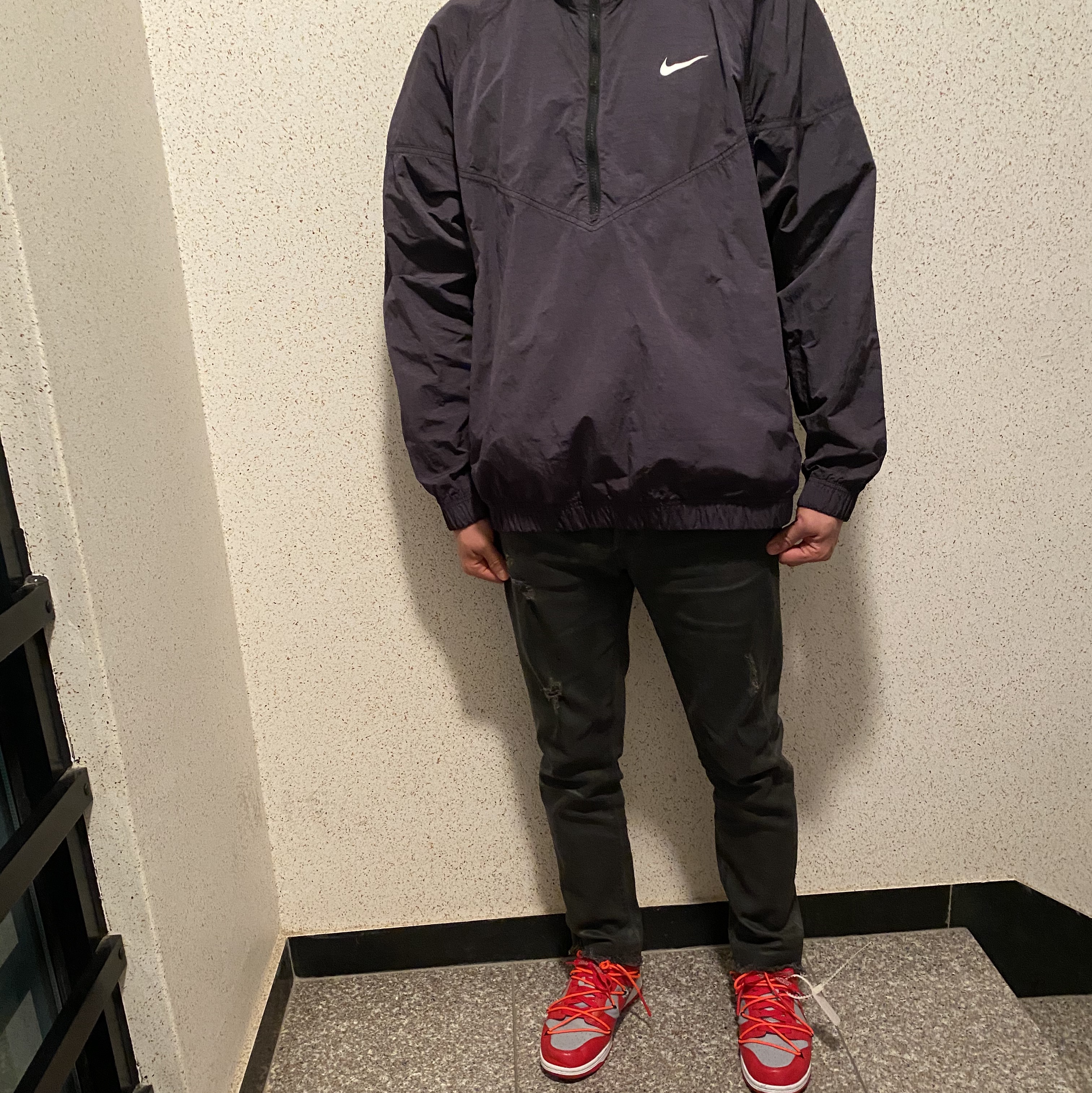 Nike x Stussy Windrunner Jacket Off Noir, Nike x Off-White Dunk Low University Red 착용 스타일