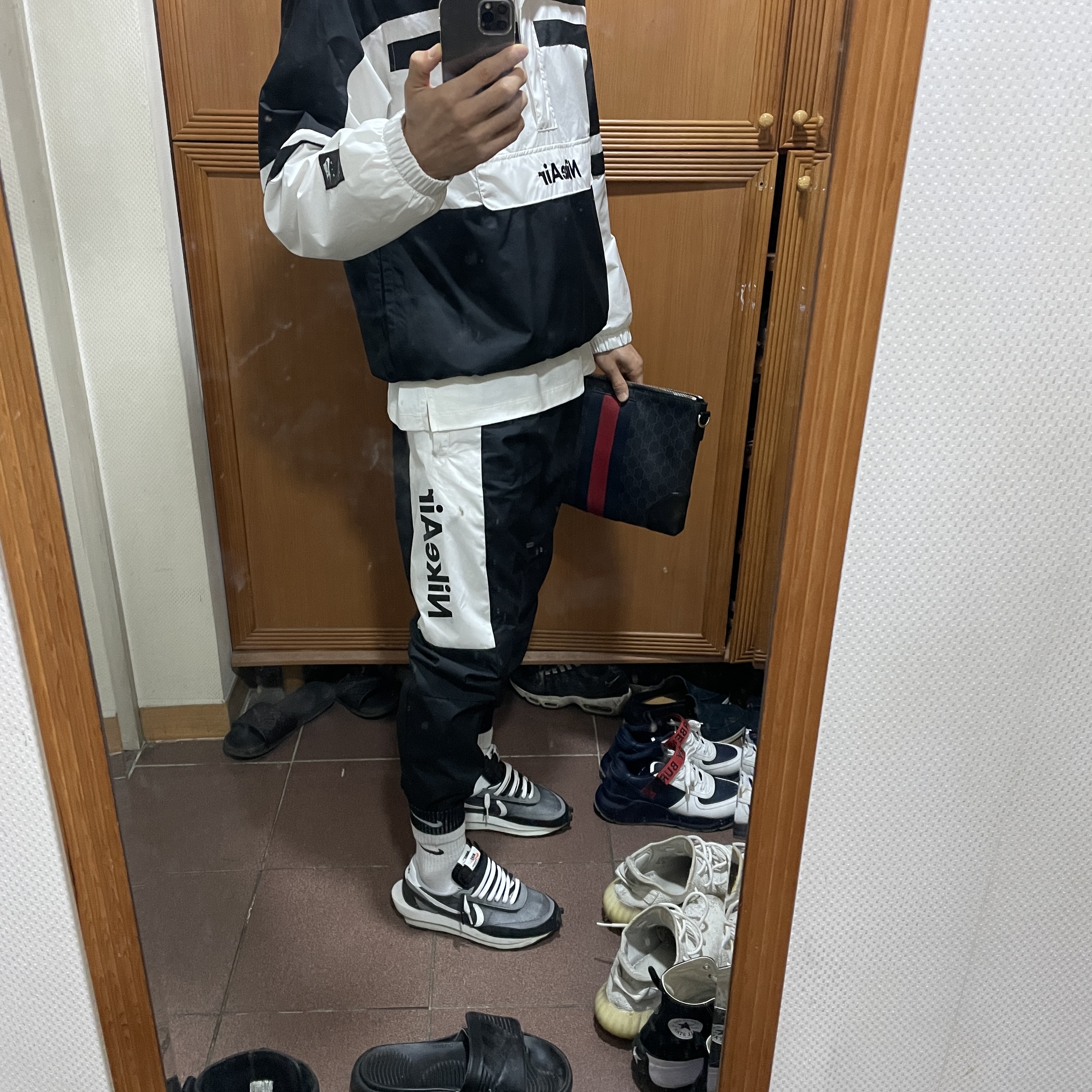 Nike x Sacai LDWaffle Black, Converse Run Star Hike Hi Black White Gum 착용 스타일
