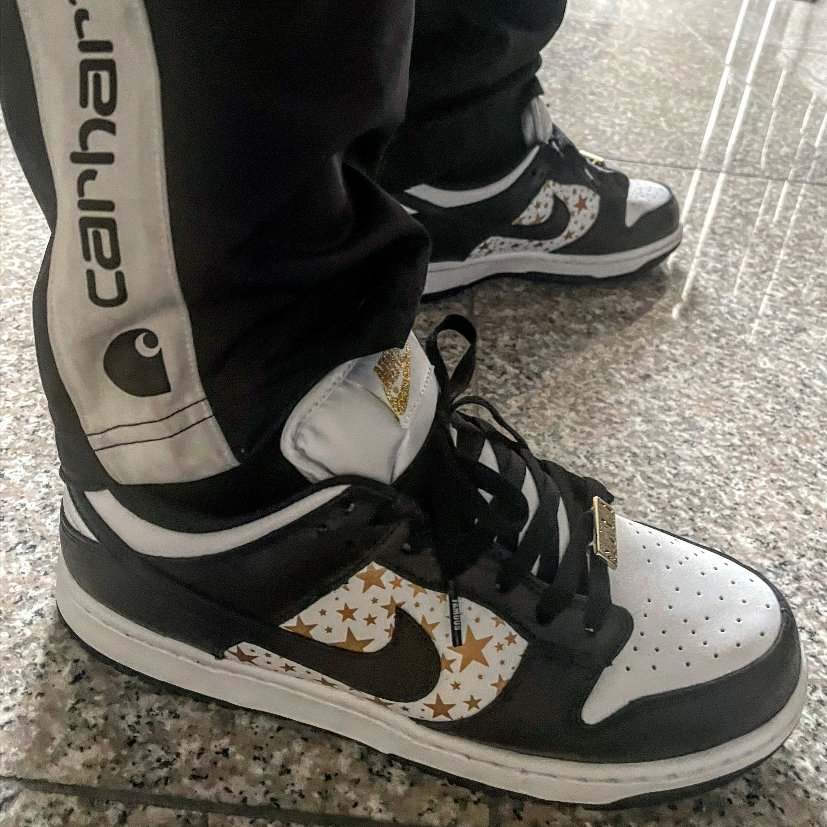 Nike x Supreme SB Dunk Low Black 착용 스타일