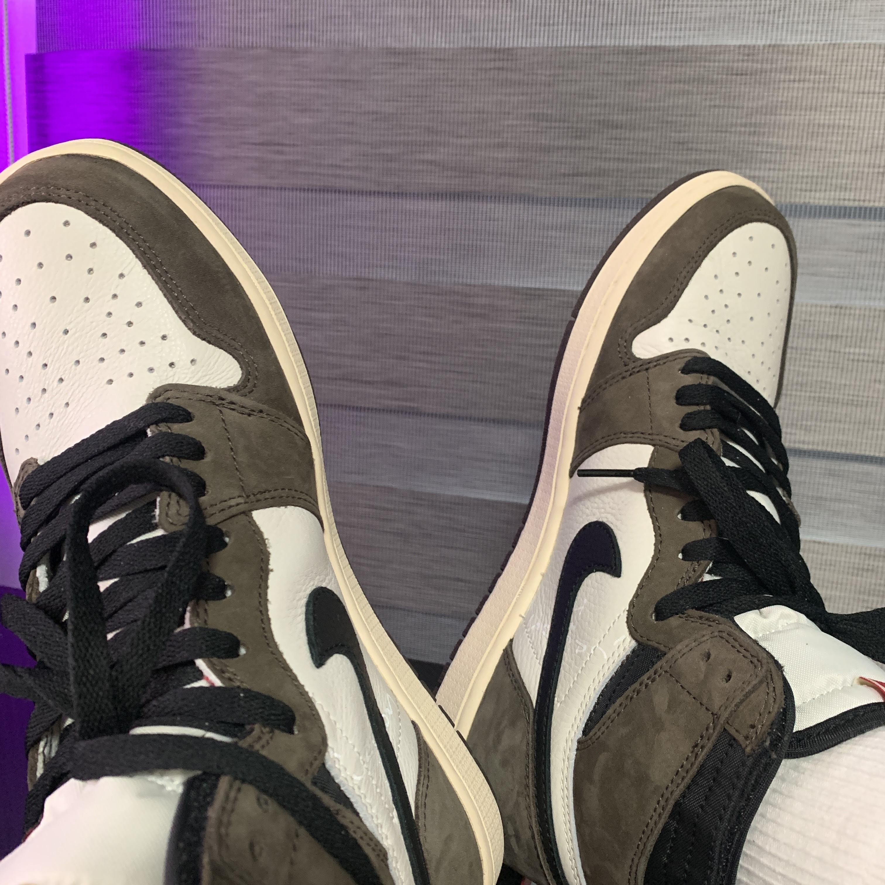 Jordan 1 x Travis Scott Retro High OG SP Mocha 착용 스타일 - 1