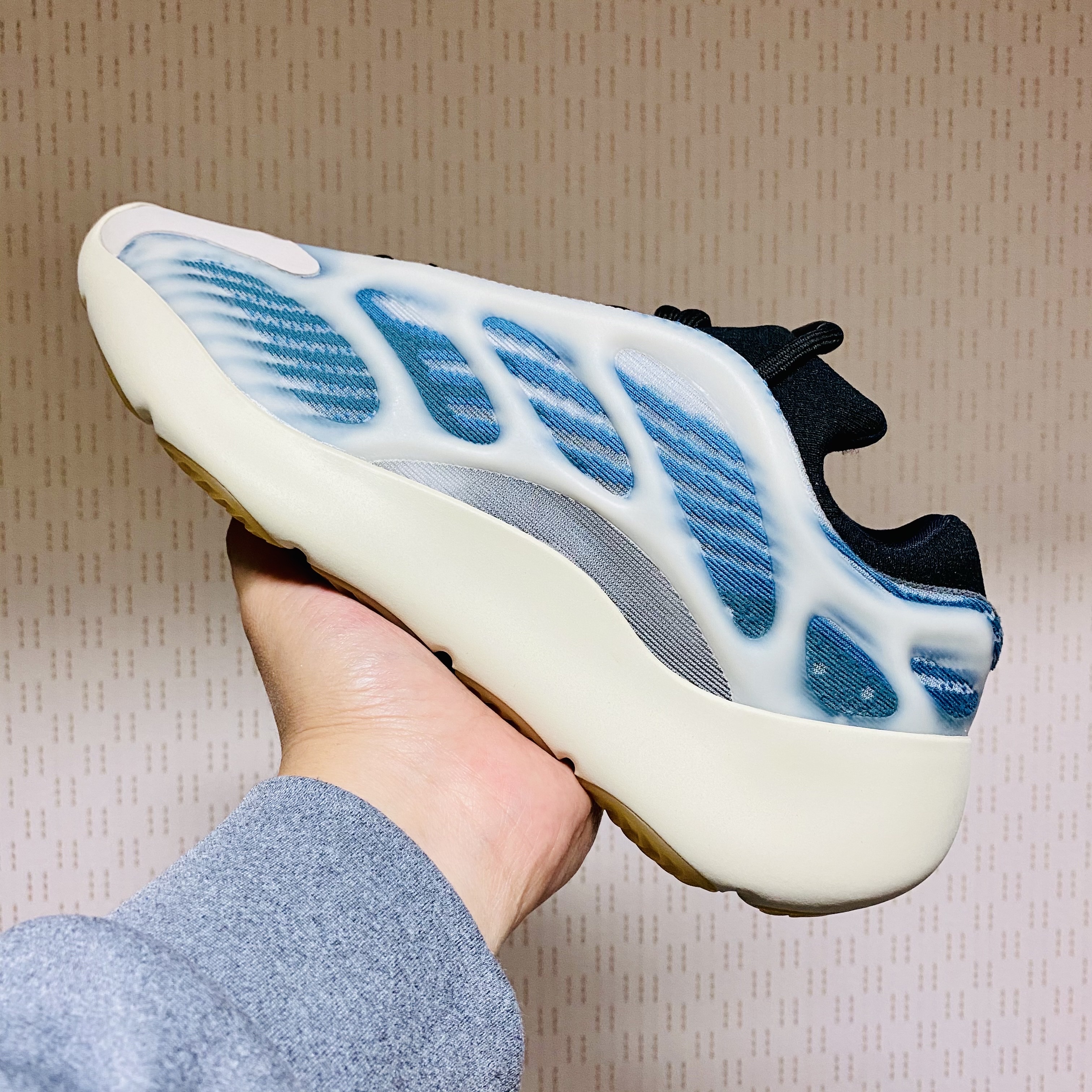 Adidas Yeezy 700 V3 Kyanite 착용 스타일