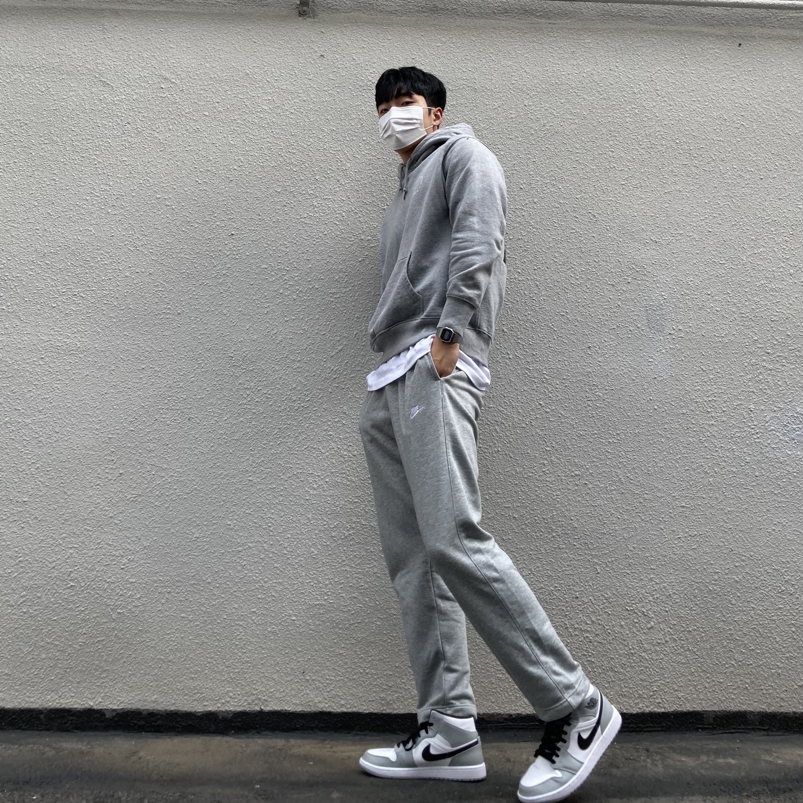 Jordan 1 Mid Light Smoke Grey 착용 스타일