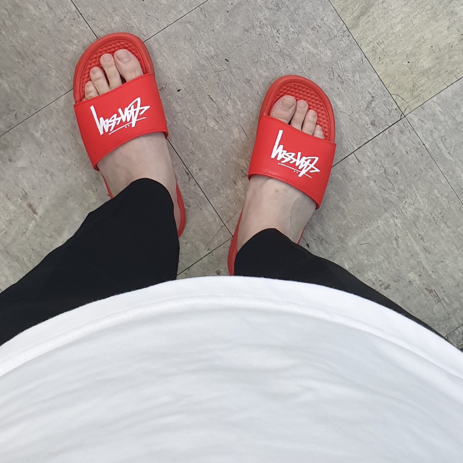 Nike x Stussy Benassi Slide Habanero Red 착용 스타일