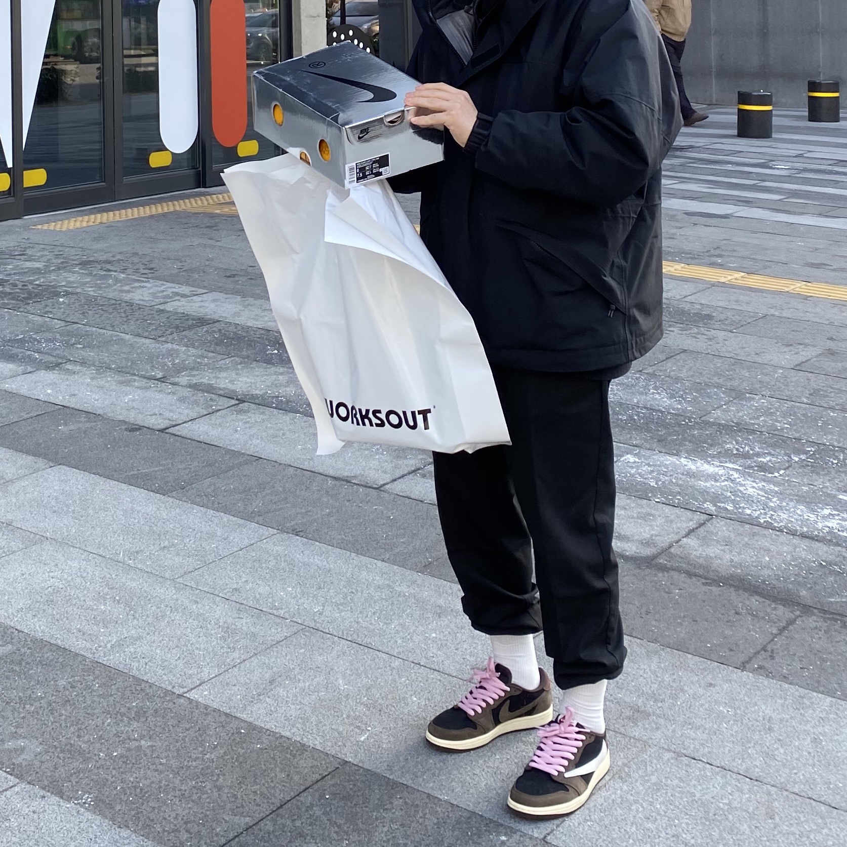 Jordan 1 x Travis Scott Retro Low OG SP Mocha, Nike x Off-White Dunk Low University Gold Midnight Navy 착용 스타일
