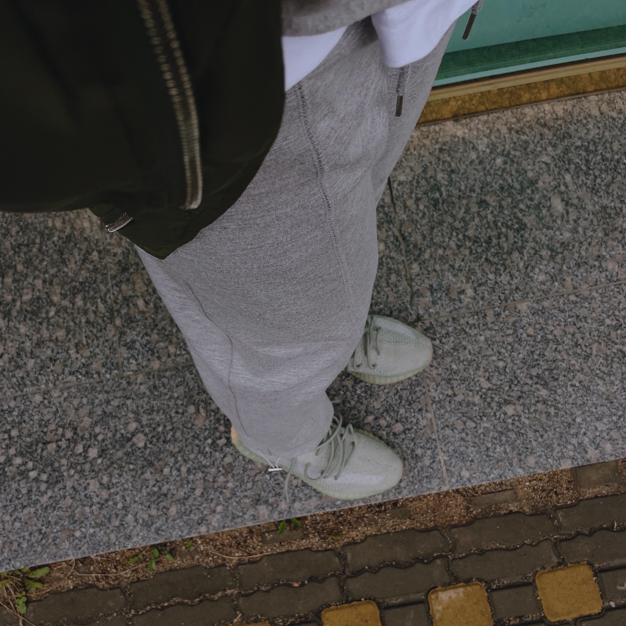 Adidas Yeezy Boost 350 V2 Desert Sage 착용 스타일 - 2