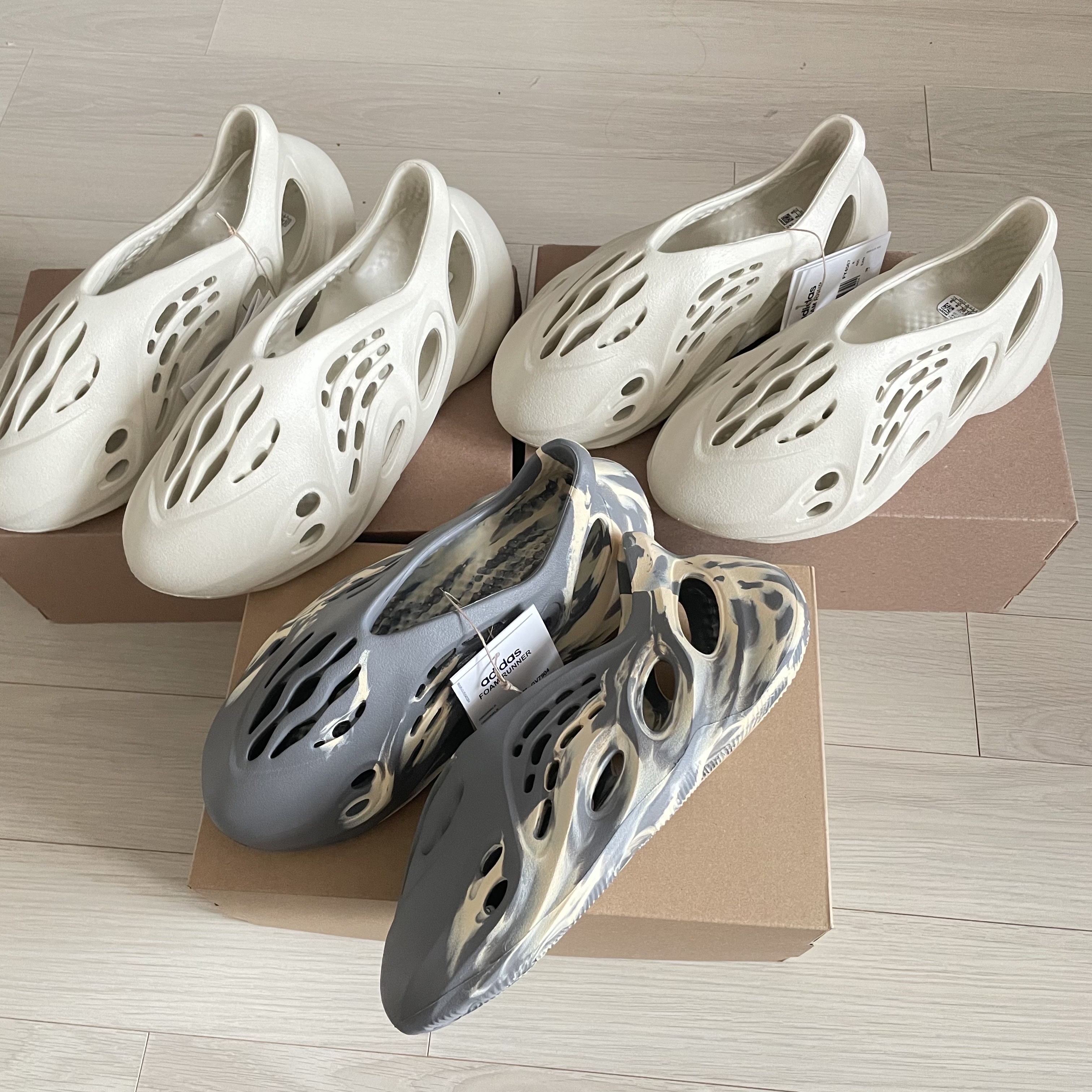 Adidas Yeezy Foam RNNR Sand 착용 스타일 - 3