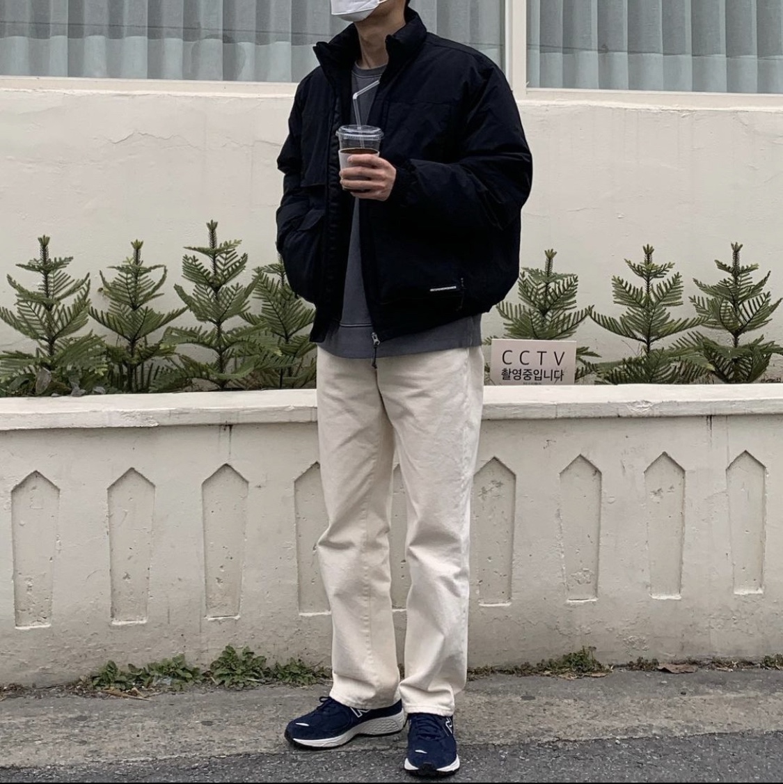 New Balance 2002R Navy 착용 스타일