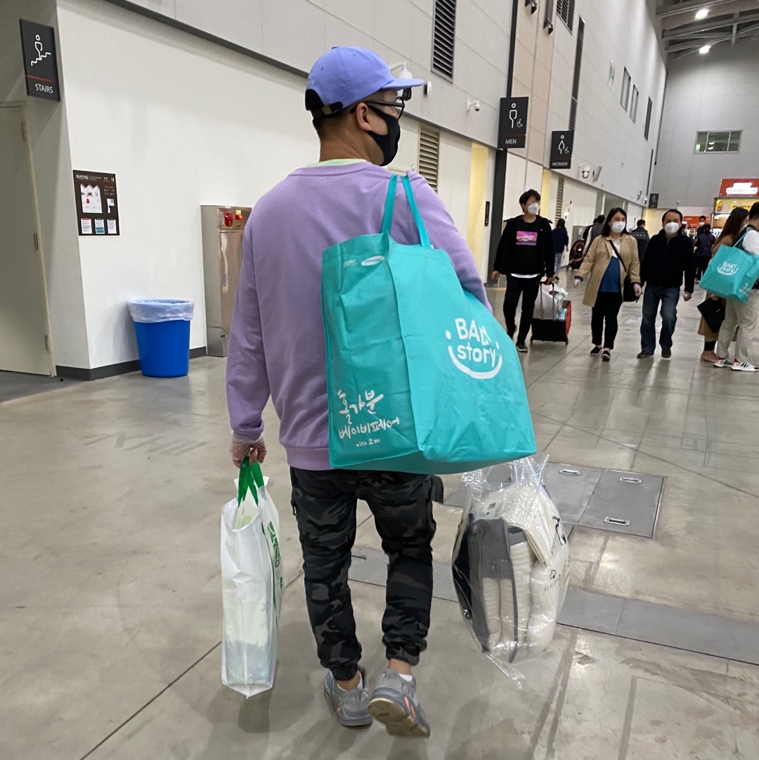 Adidas Yeezy Boost 700 Inertia, Supreme Fine Wale Corduroy Camp Cap Light Blue - 21SS 착용 스타일